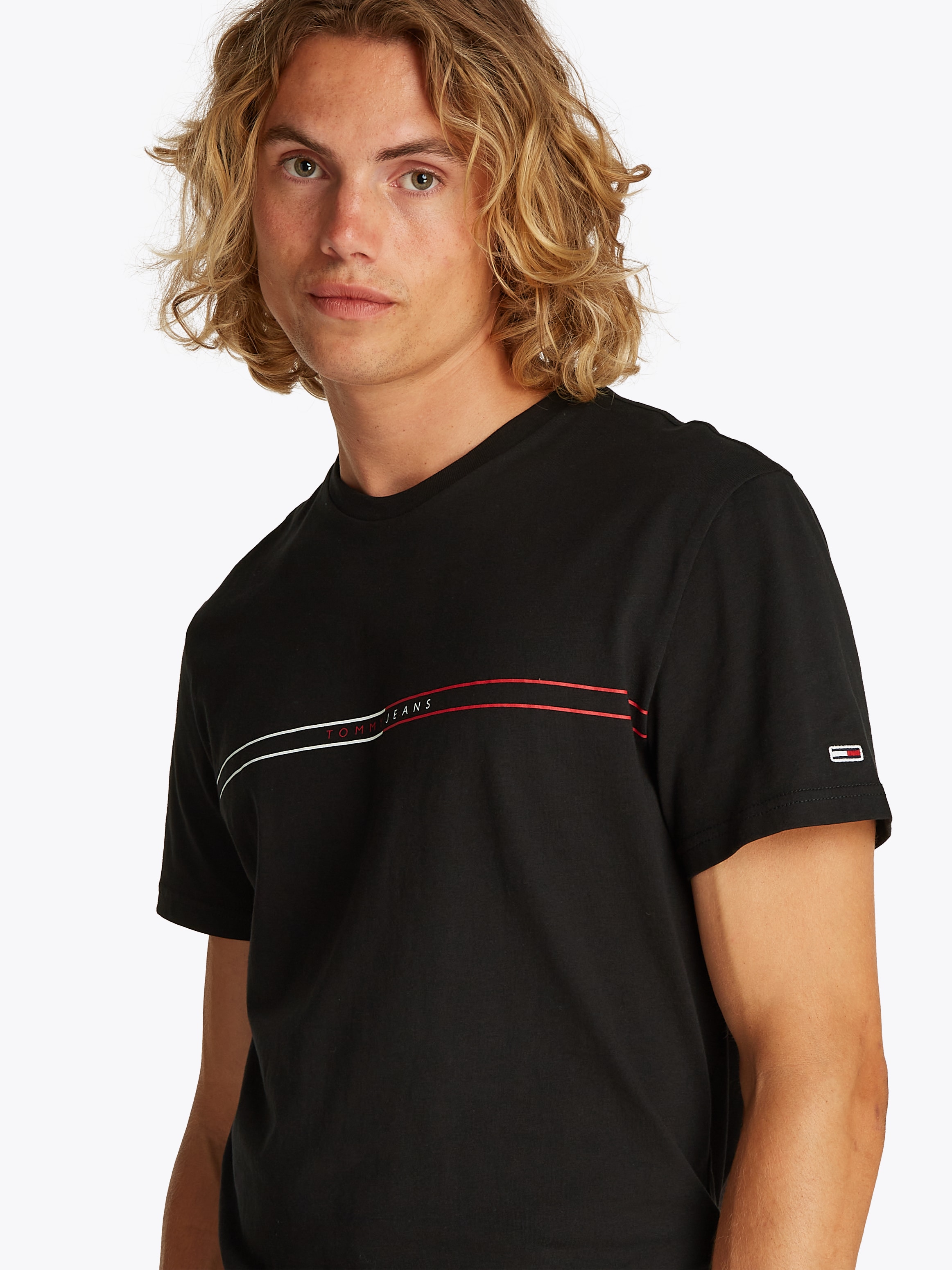 Tommy Jeans Kurzarmshirt »TJM SLIM ENTRY GRAPHIC TEE EXT«, Mit Rundhalsausschnitt