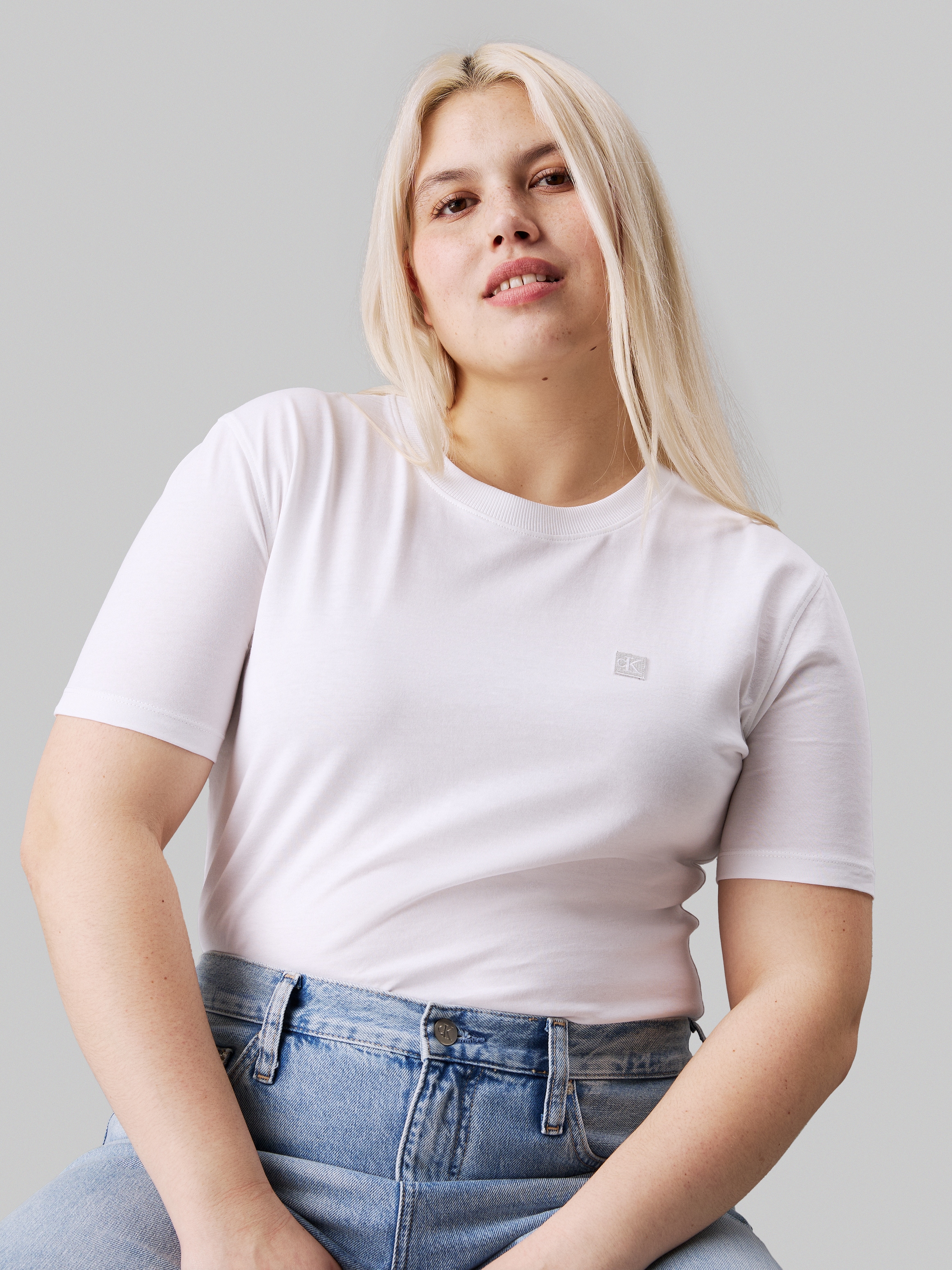 Calvin Klein Jeans Plus T-Shirt »PLUS CK EMBRO BADGE REGULAR TEE«, in Grossen Grössen und Markenlabel