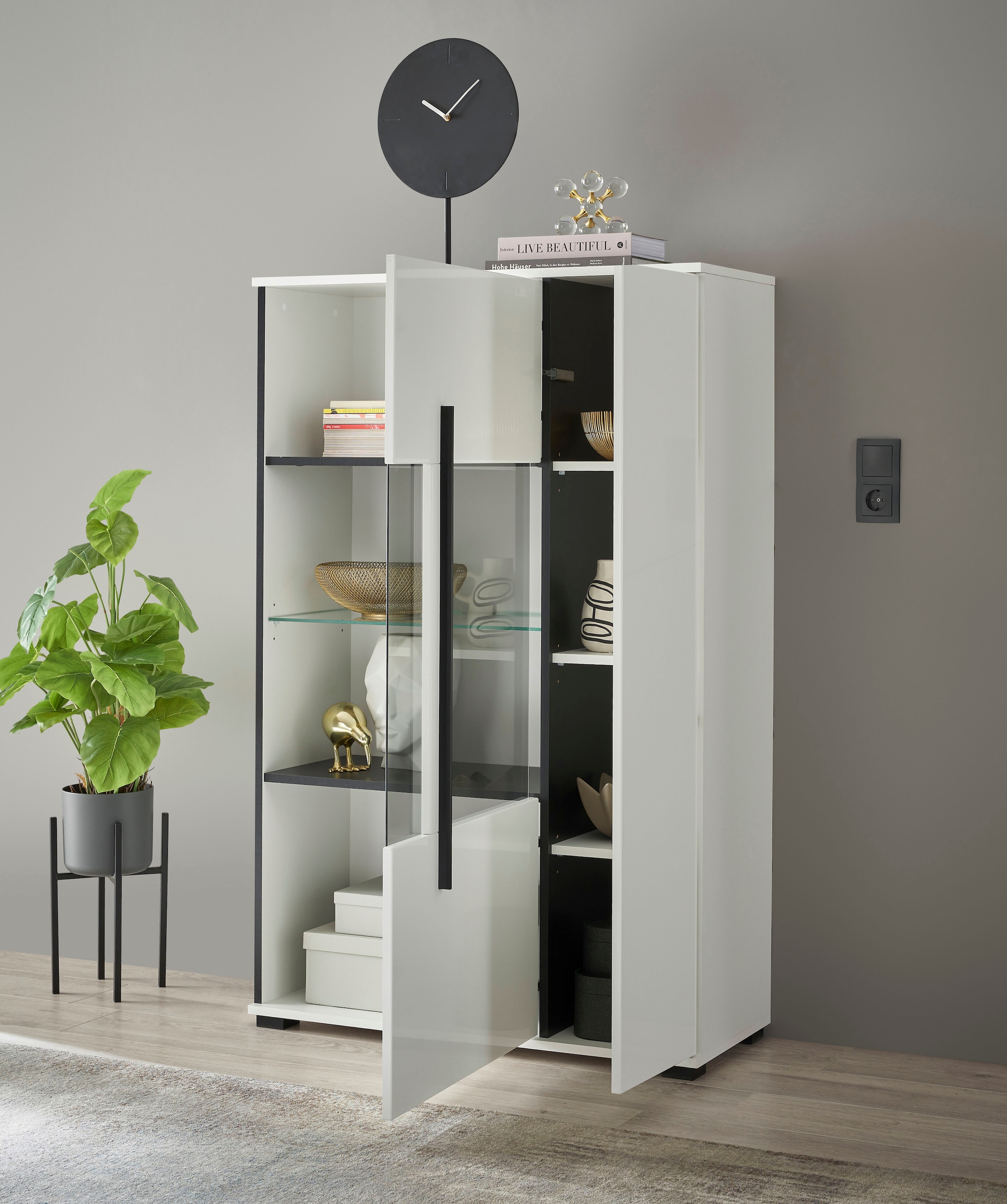 INOSIGN Vitrine »Cantara, Vitrinenschrank in Eiche Evoke oder weiss, Standvitrine«, schwarzer Stangengriff, ausreichend Stauraum, vielseitig einsetzbar