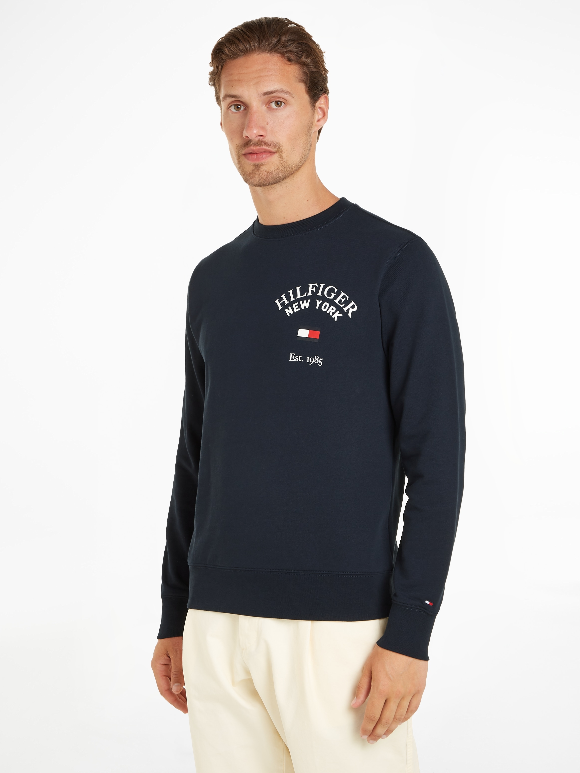 Tommy modischem auf Jelmoli-Versand mit der Sweatshirt »WCC VARSITY | SWEATSHIRT«, Brust online shoppen ARCHED Logodruck Hilfiger