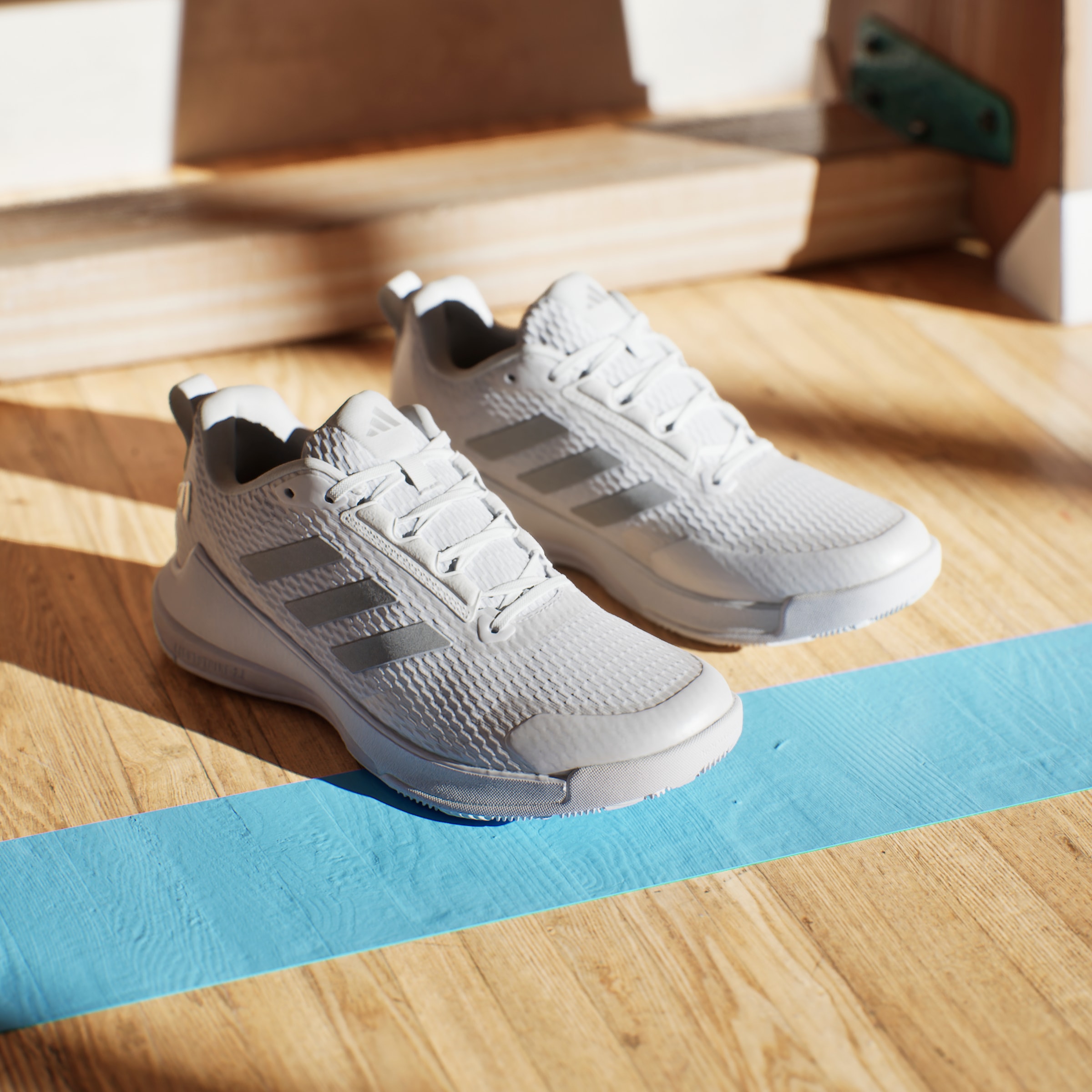 adidas Performance Indoorschuh »NOVAFLIGHT 2 INDOOR«, besonders geeignet für Volleyball und Basketball