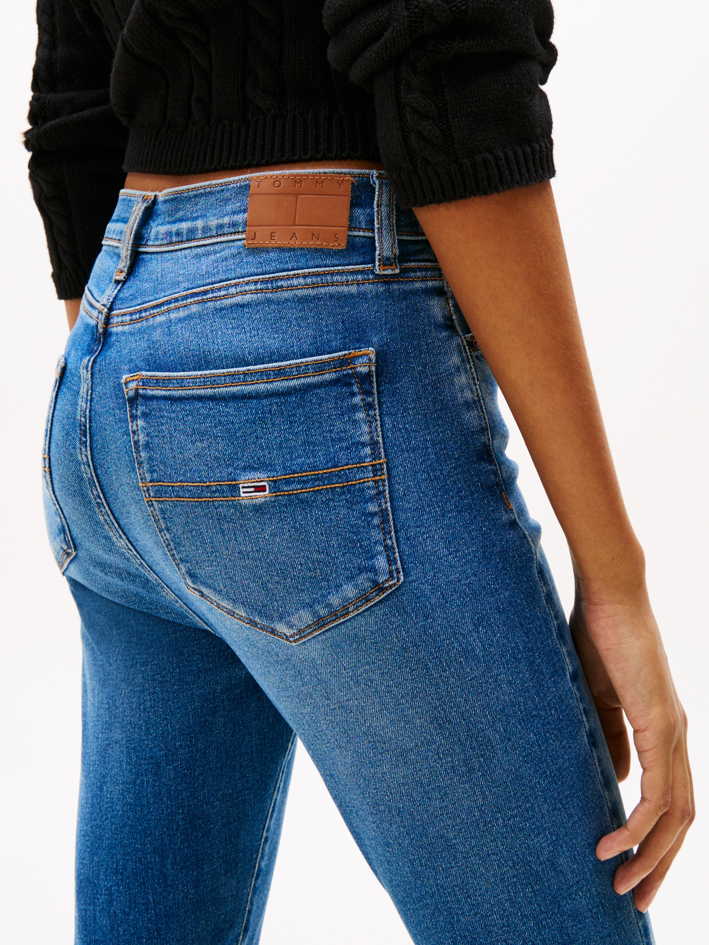 Tommy Jeans Bootcut-Jeans »SYLVIA HGH FLR«, Weite Beinform und Logo Stickerei auf der Gesässtasche