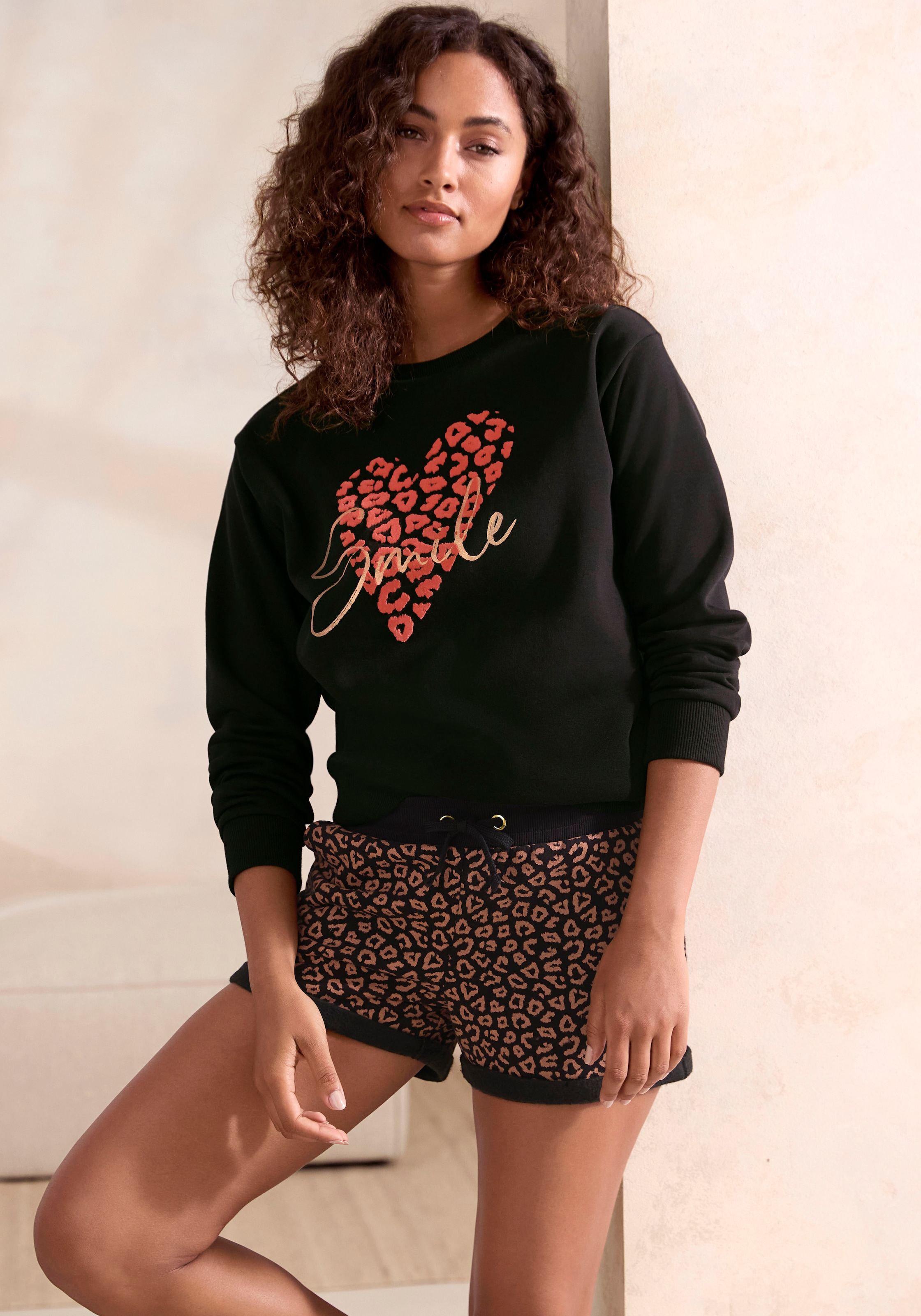 LASCANA Sweatshirt, Lounge-/Sweatshirt mit Herz-Leo-Druck, Loungewear