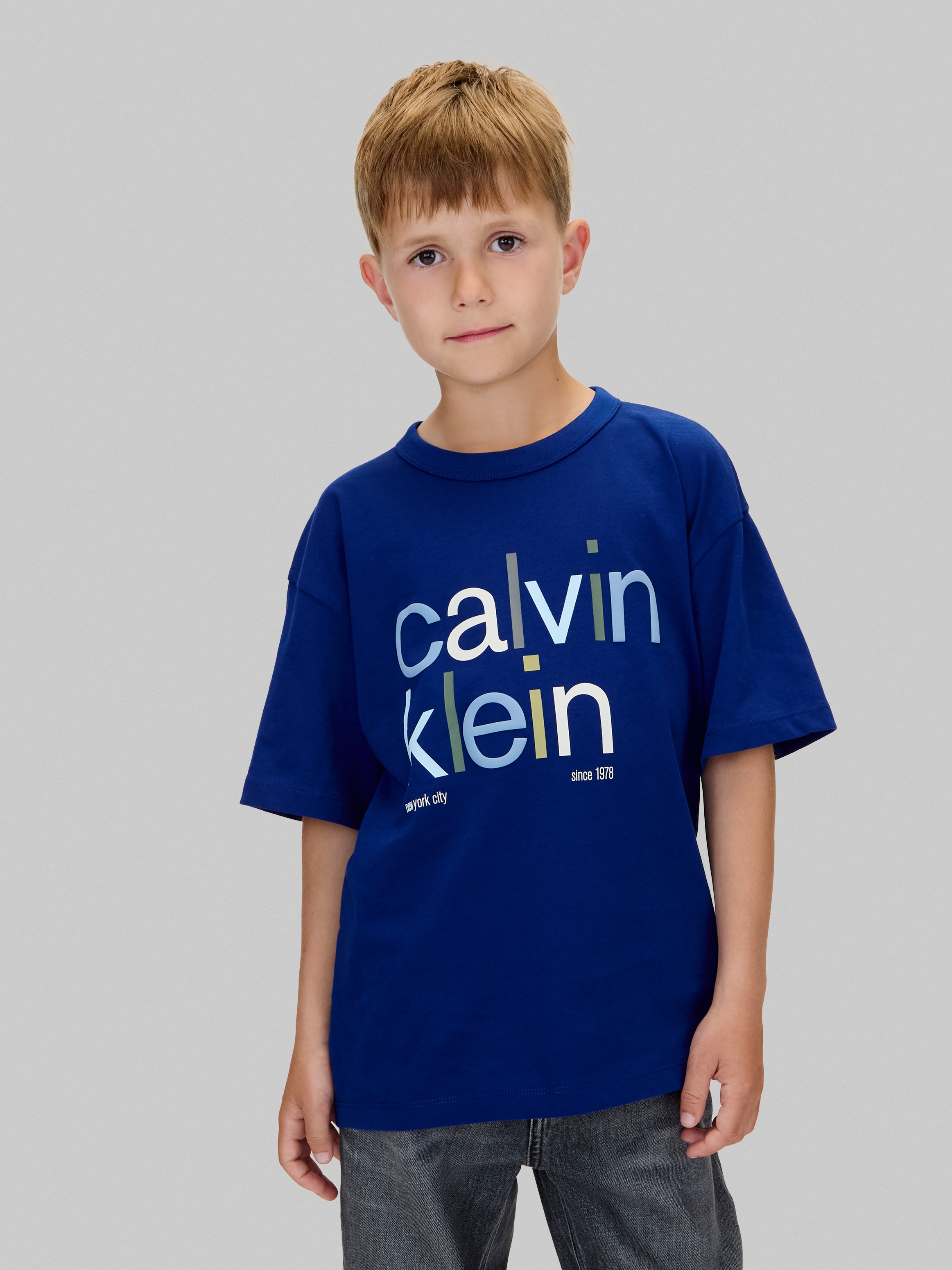 Calvin Klein Jeans T-Shirt »COLOR LOGO GRAPHIC SS T-SHIRT« für Kinder bis 16 Jahre, Logo-Schriftzug