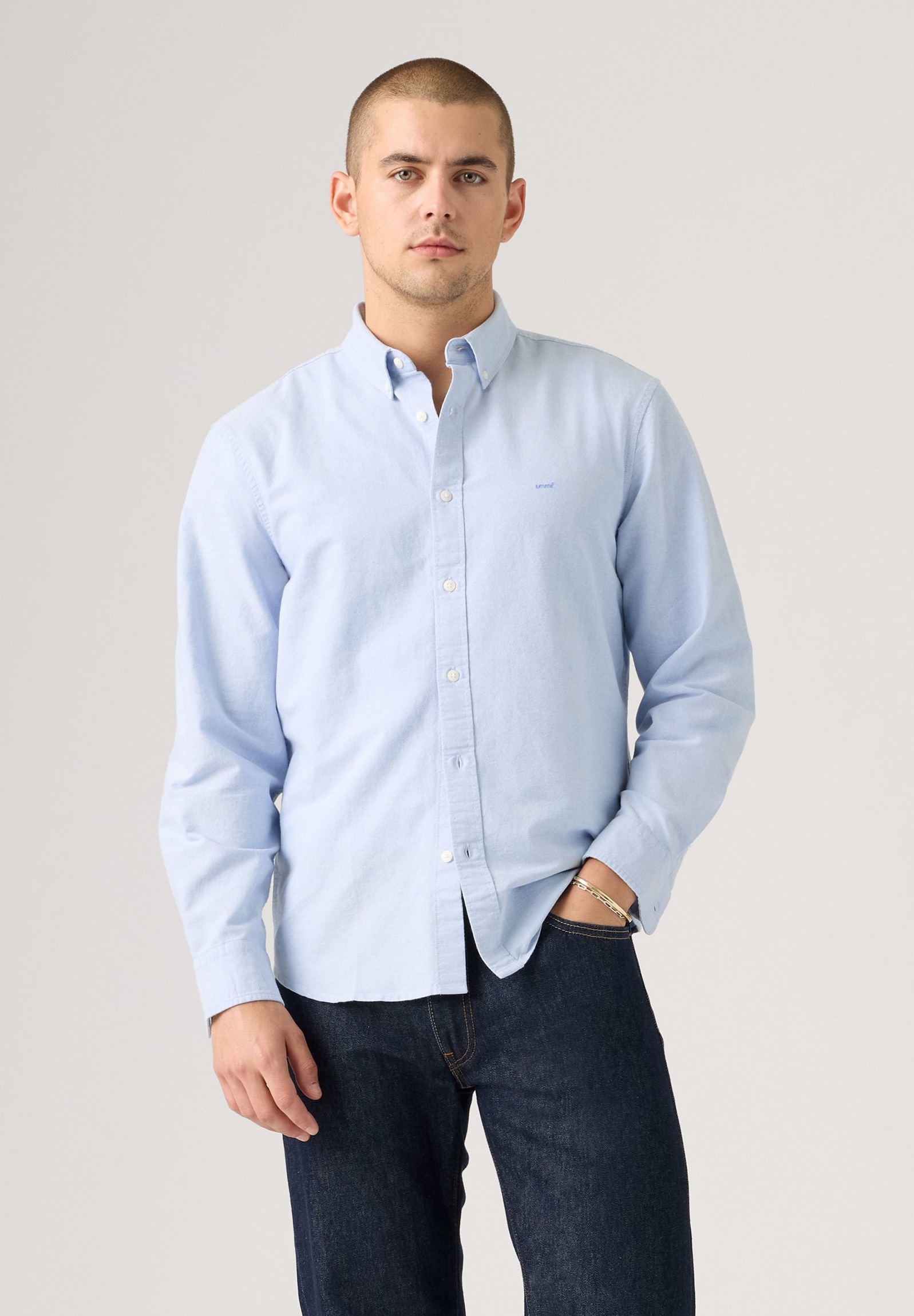 Levi's® Langarmhemd »AUTHENTIC BUTTON DOWN« mit Ton-in-Ton Logostickerei auf der Brust