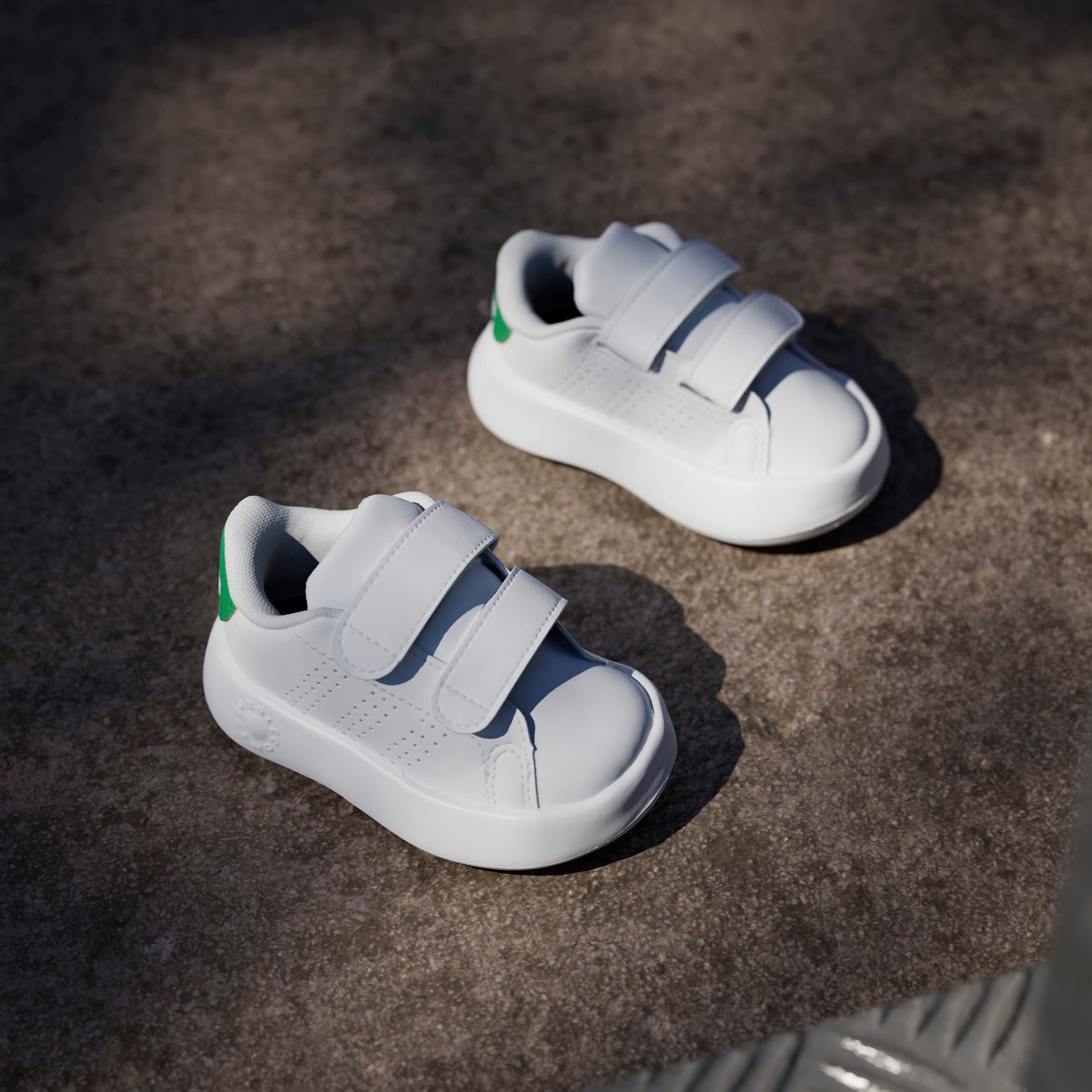 adidas Sportswear Klettschuh »ADVANTAGE KIDS«, Design auf den Spuren des adidas Stan Smith, für Kinder
