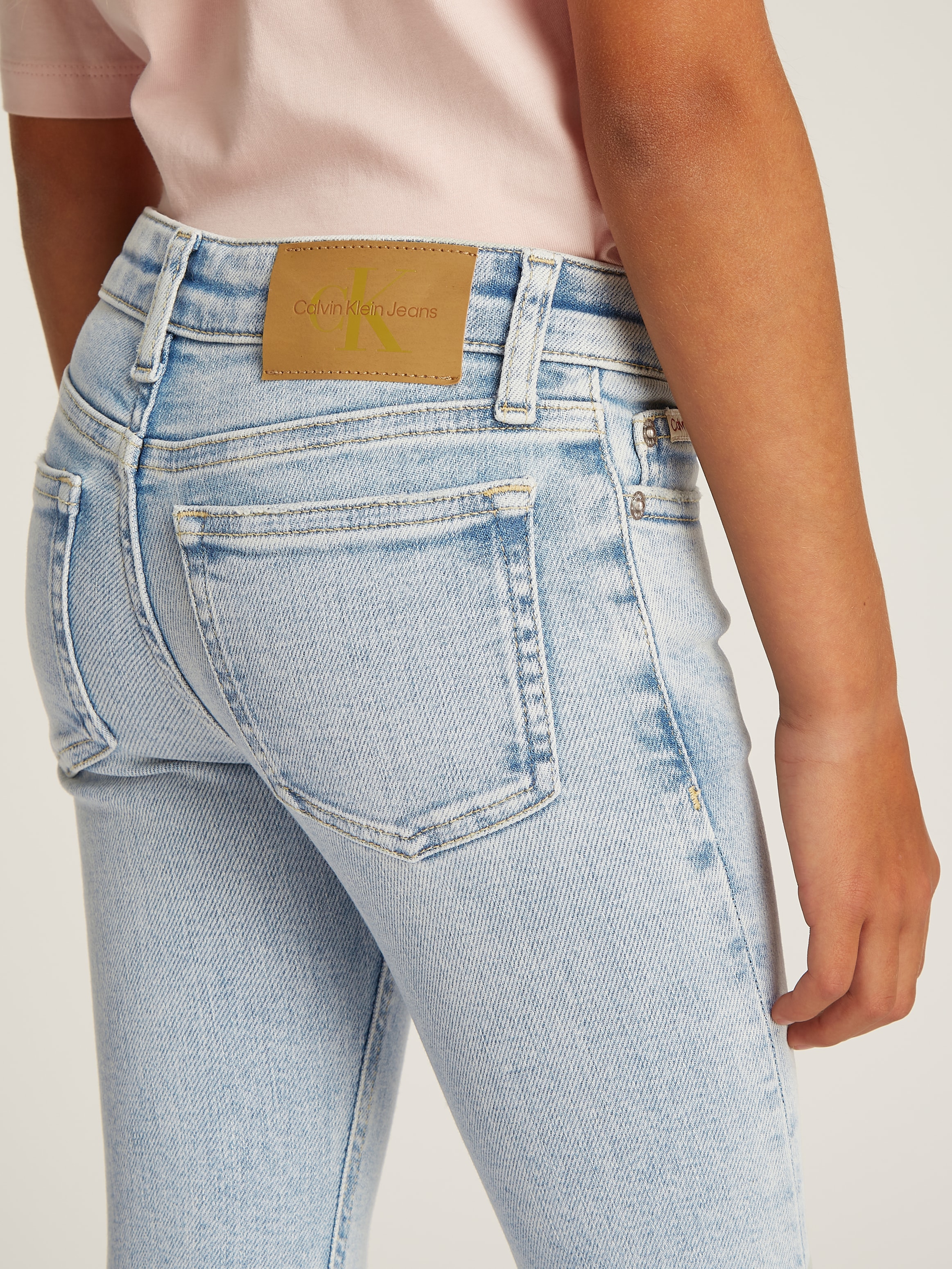 Calvin Klein Jeans Bootcut-Jeans »MR FLARE LIGHT BLUE VISUAL DENIM«, für Kinder bis 16 Jahre mit Logopatch