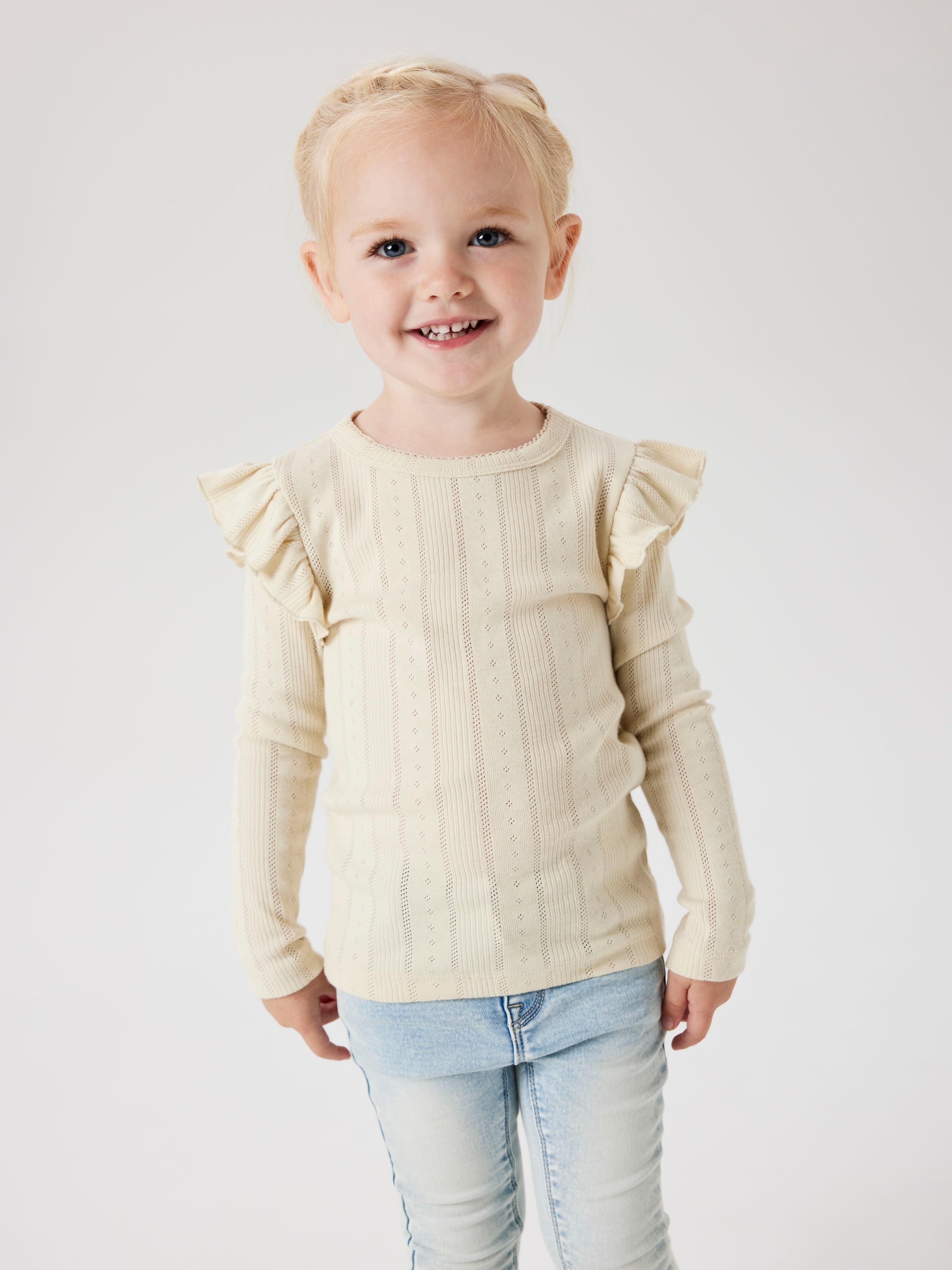 Name It Longtop »NMFJULIA LS SLIM TOP NOOS« mit tollem Volant an der Schulter und im süssen Ajourstrick-Design