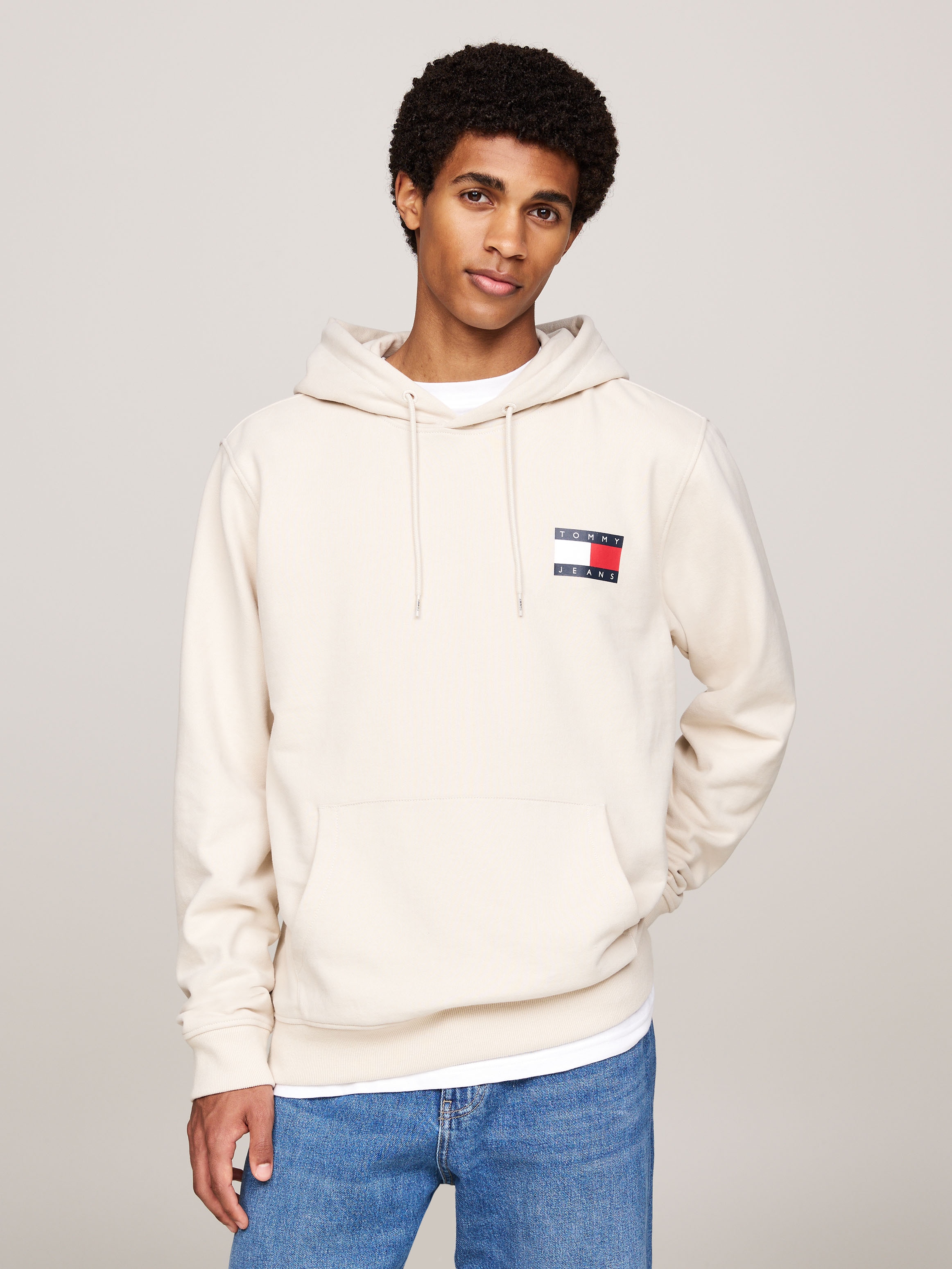 TOMMY JEANS Sweatshirt »TJM REG ESSENTIAL FLAG HOOD EXT«, mit bedruckten Markenlogo auf Brusthöhe