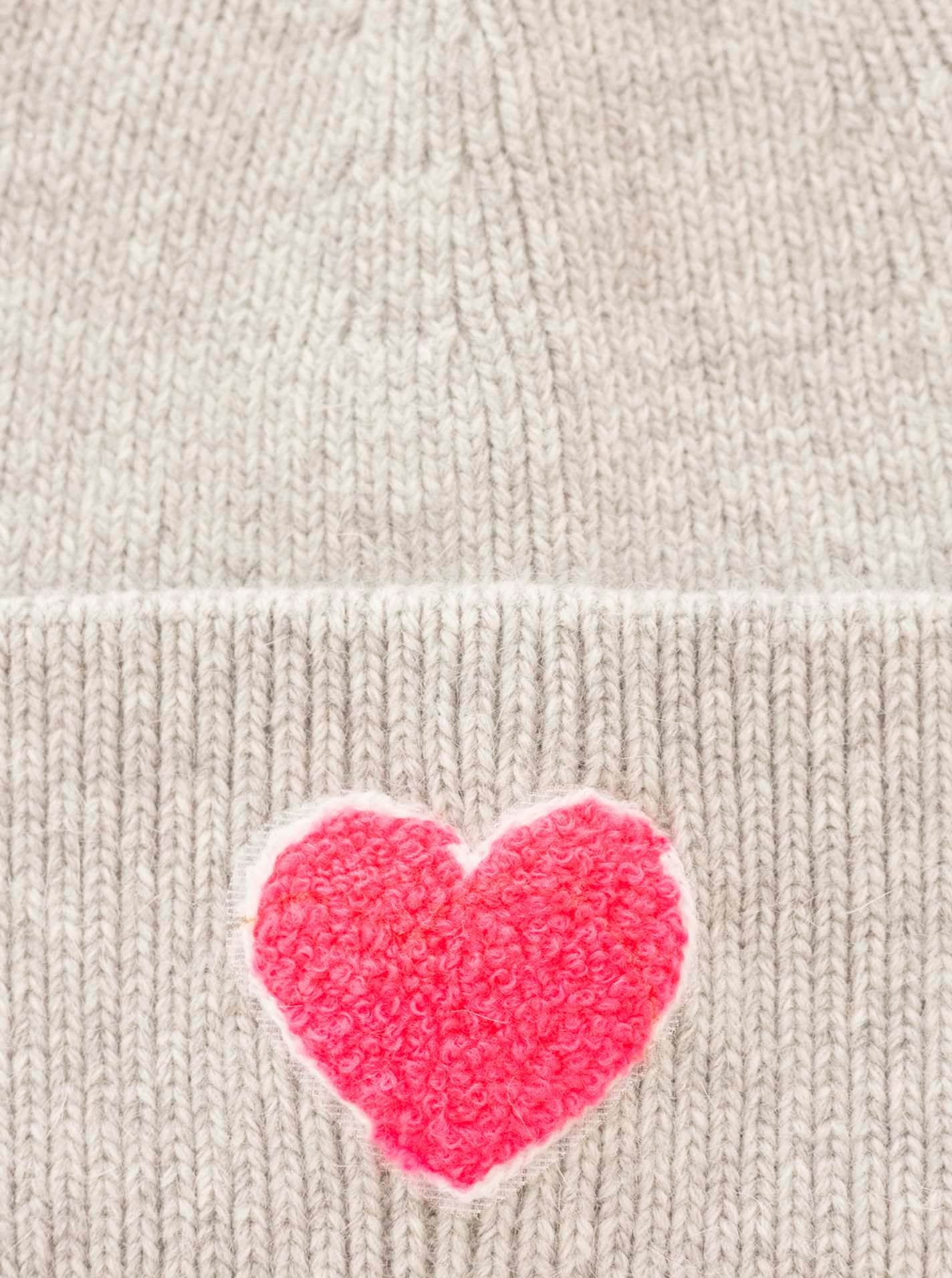 Zwillingsherz Beanie »"Heart Patch"«, Grobstrick, Herzmotiv,Wollanteil, breiter Umschlag, wärmend