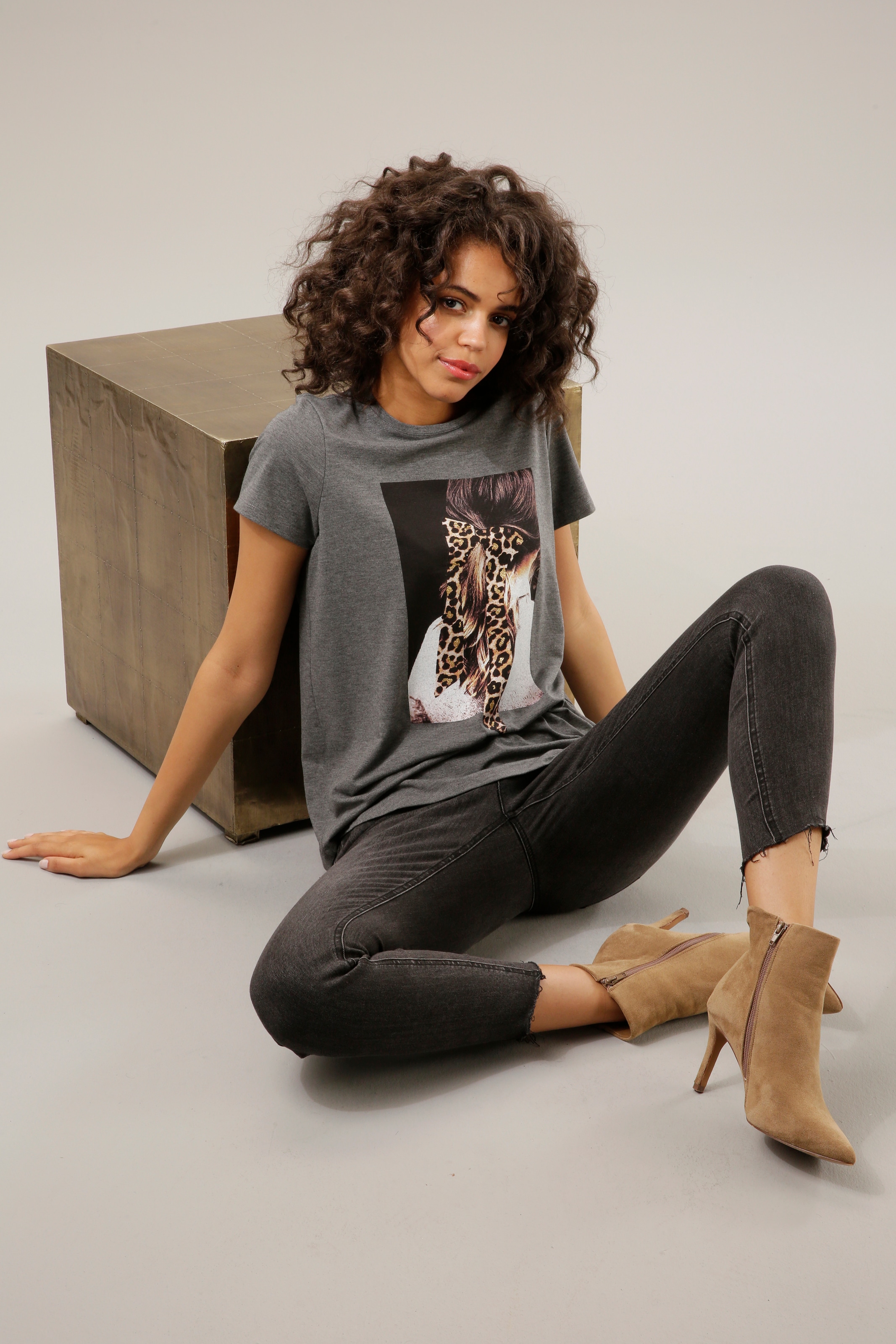 Jelmoli-Versand | T-Shirt, verziertem online kaufen mit Glitzer Aniston CASUAL Frontdruck