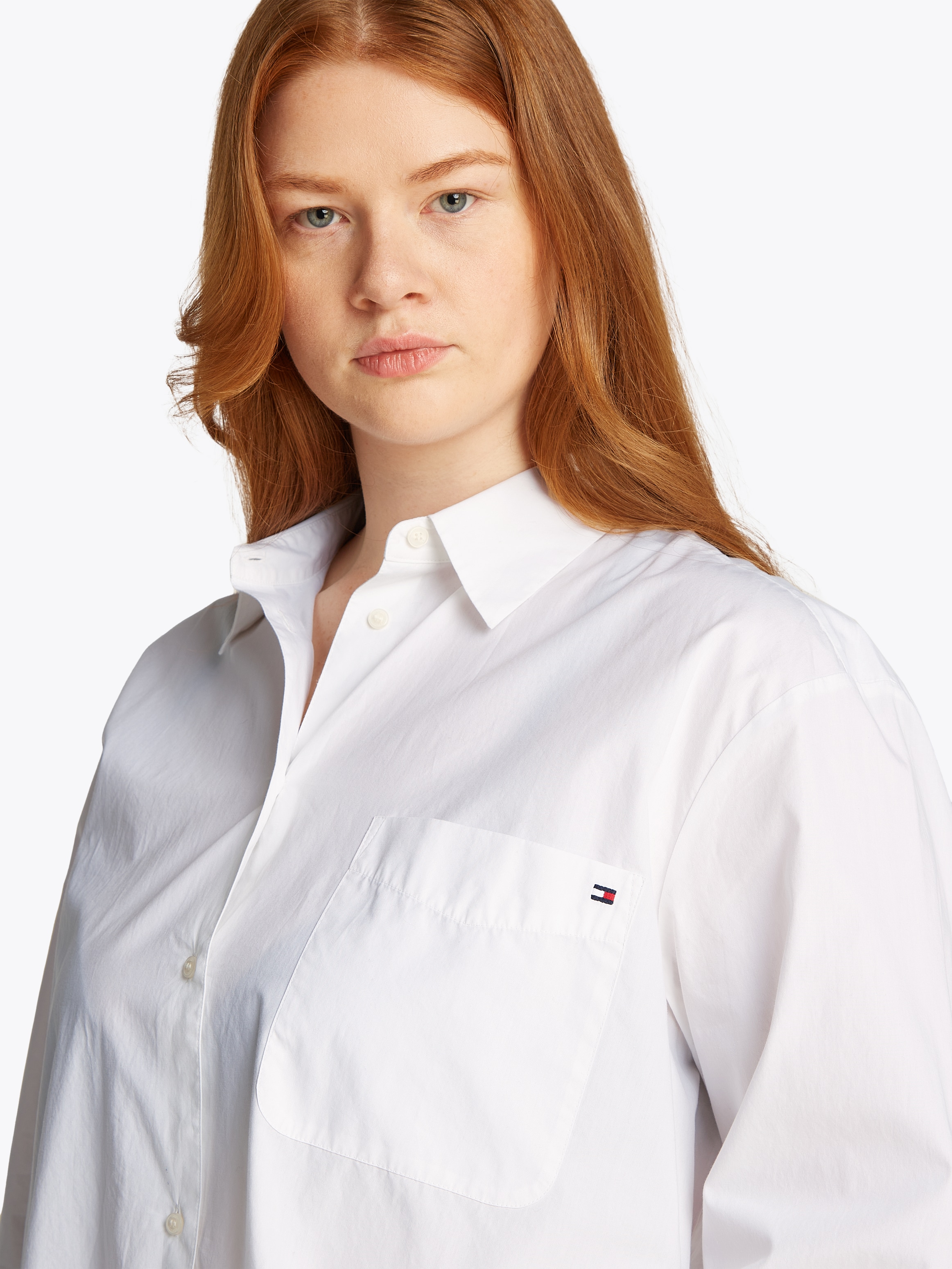 Tommy Hilfiger Curve Hemdbluse »CRV ESS COTTON EASY FIT SHIRT«, in Grossen Grössen, Brusttasche, Kellerfalte hinten, abgerundeter Saum