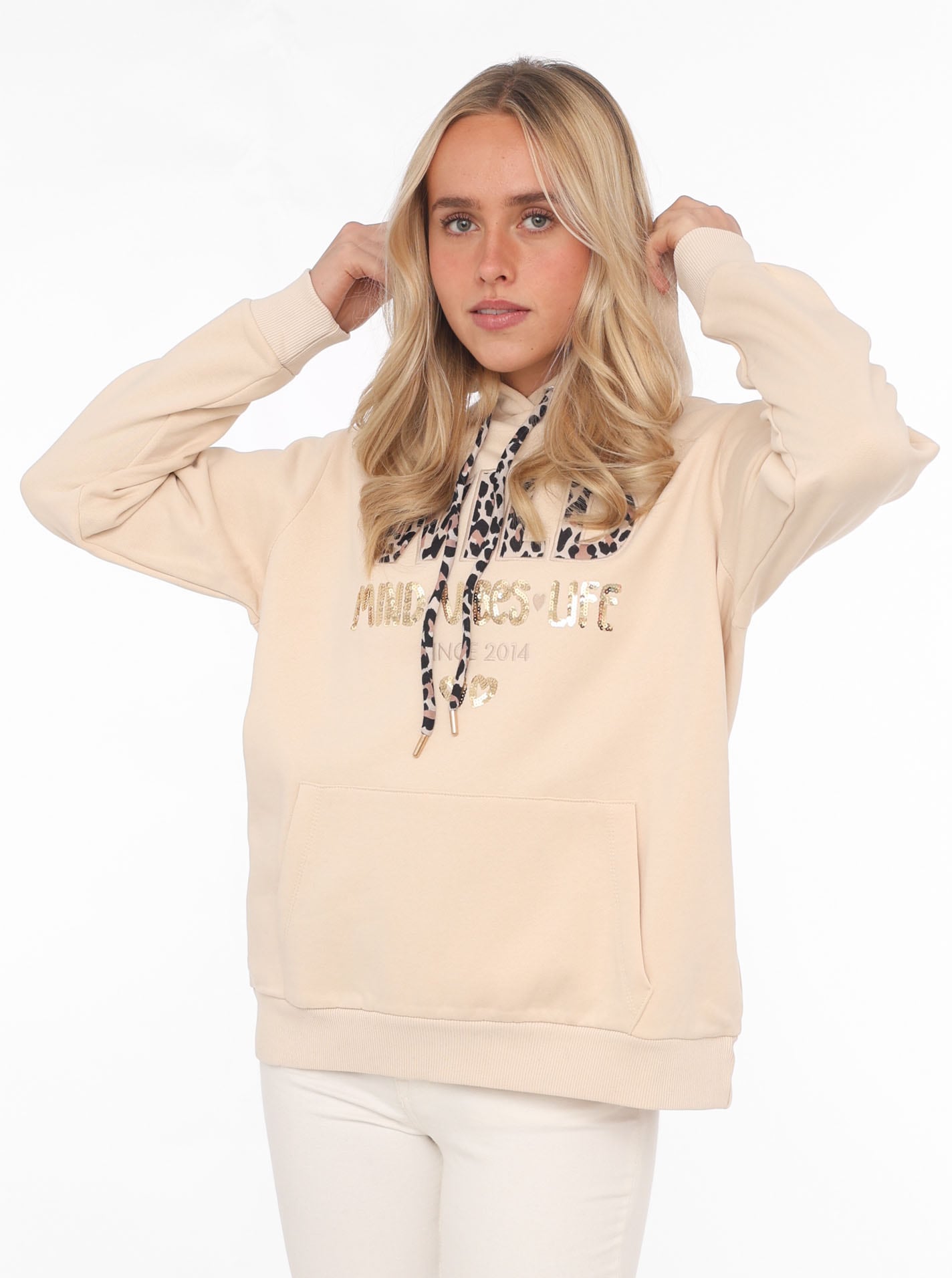 Hoodie »Hoodie "Wild Free"«, mit Pailletten, Kordel und Innenseite der Kapuze im -Look