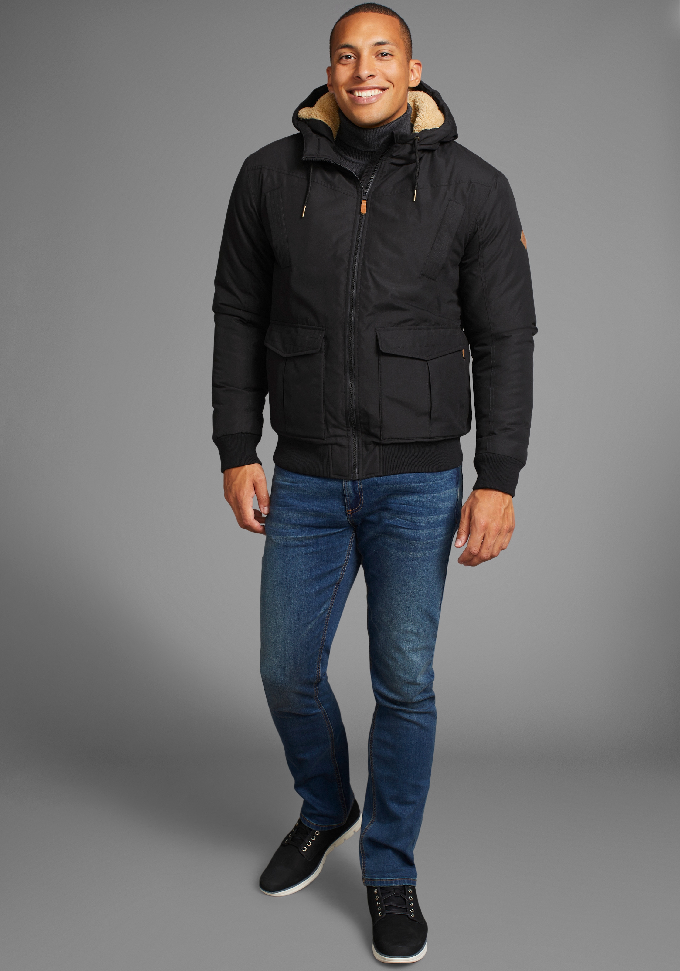 Bruno Banani Winterjacke, mit Kapuze, aus Baumwolle und Polyester, hochschliessender Kragen