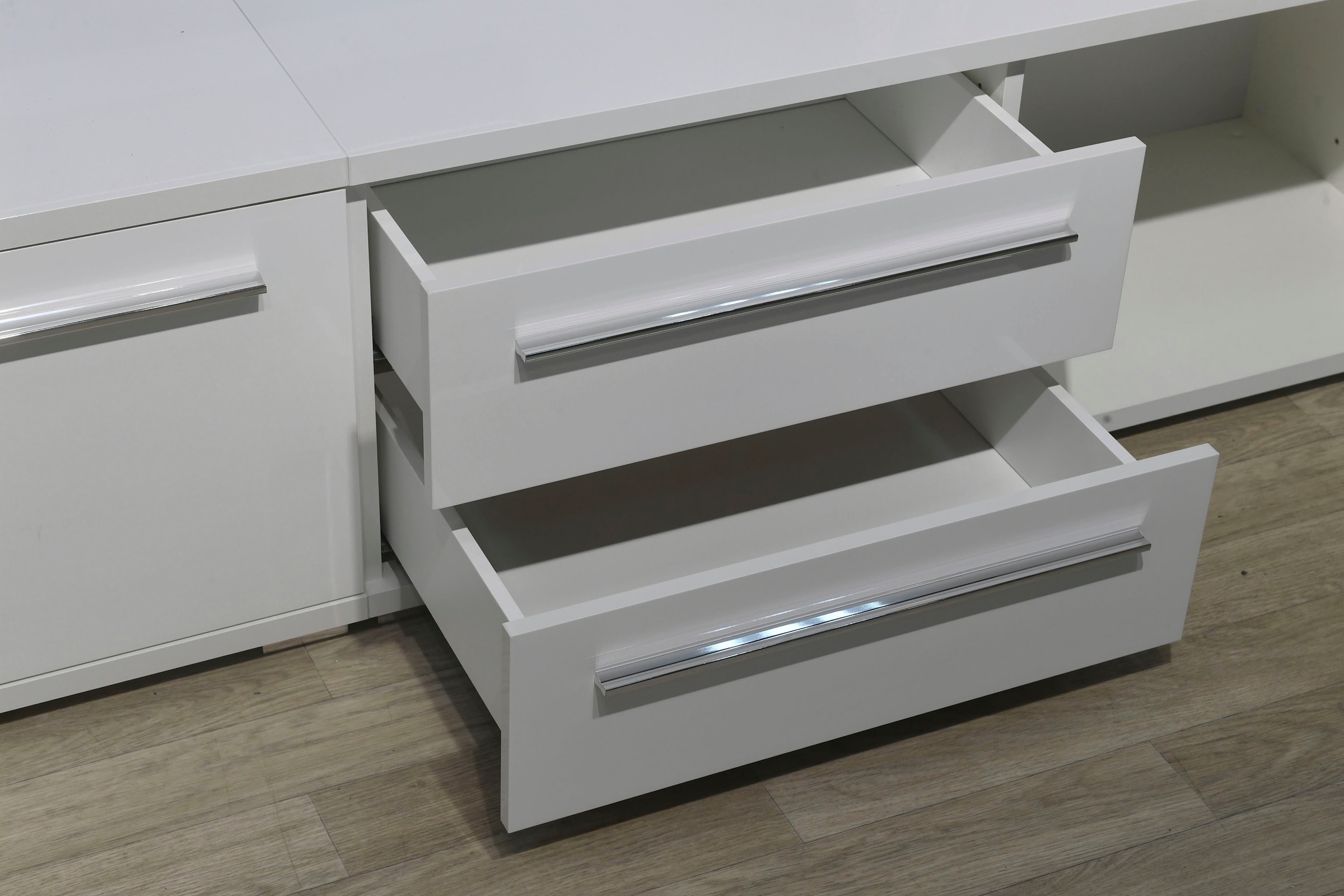 Places of Style Lowboard »Piano TV-Kommode in Breite 165 oder 180 cm mit Soft-Close-Funktion«, Hochglanz UV-lackiert, Br 180 cm mit versch. Tür- und Schubkastenmasse