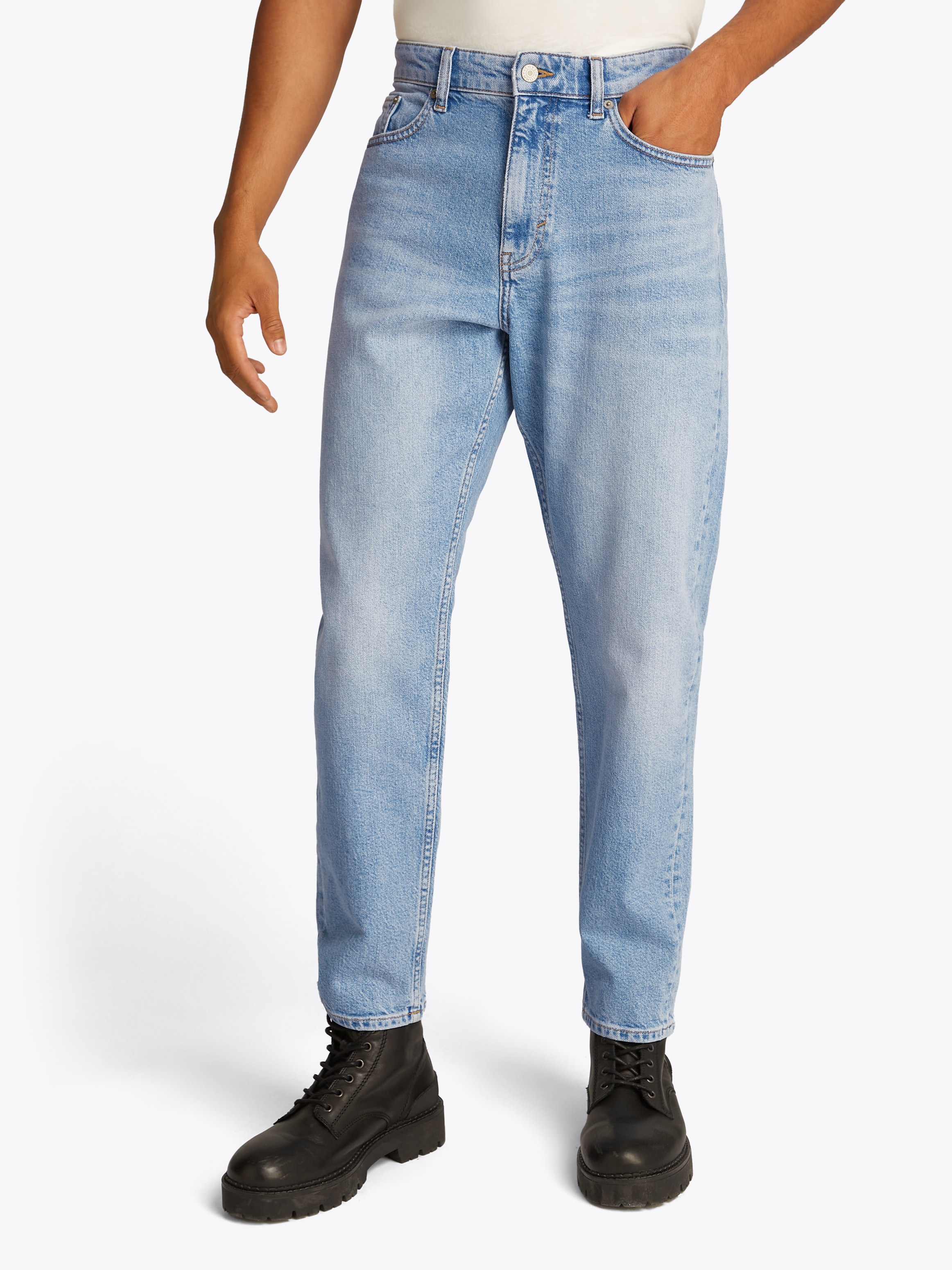 TOMMY JEANS Gerade Jeans »Isaac Relaxed Tapered«, Mit Gürtelschlaufen