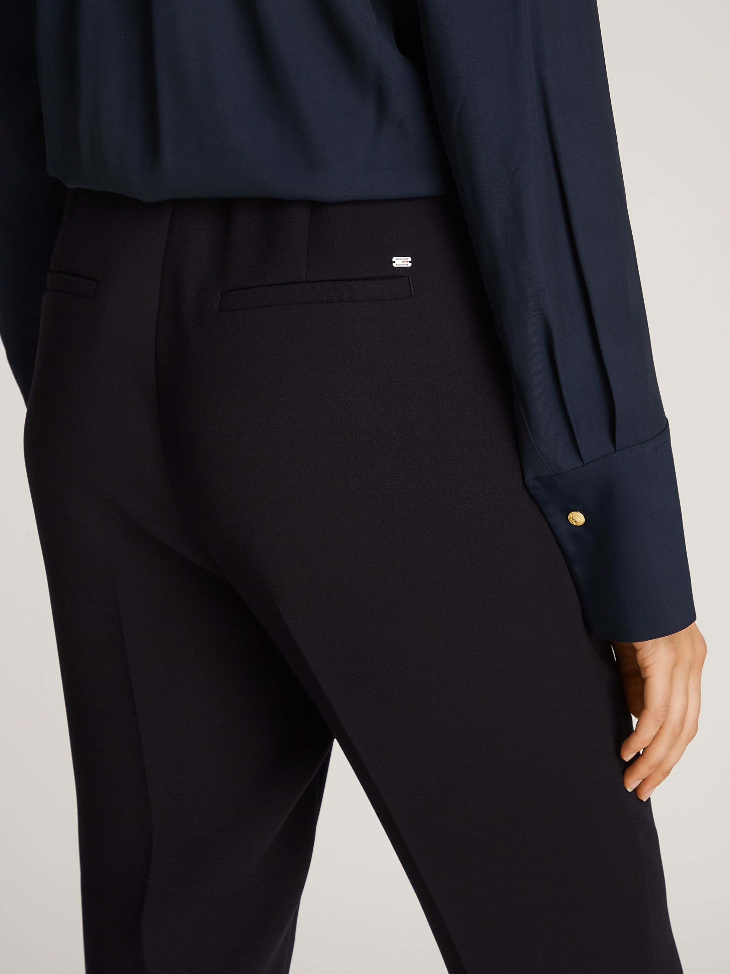 Tommy Hilfiger Webhose »CREPE SLIM PULL ON PANT«, mit Metalllabel, Bügelfalten