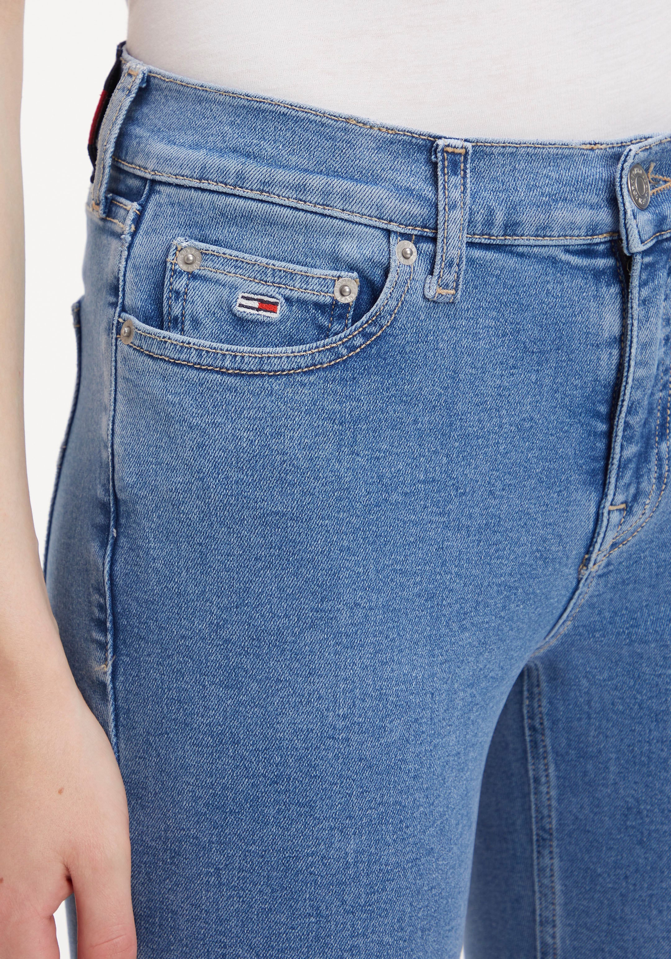 Tommy Jeans Skinny-fit-Jeans »Nora«, Schweiz hinten Label-Badge Jelmoli-Versand Jeans shoppen Tommy & bei mit online Passe