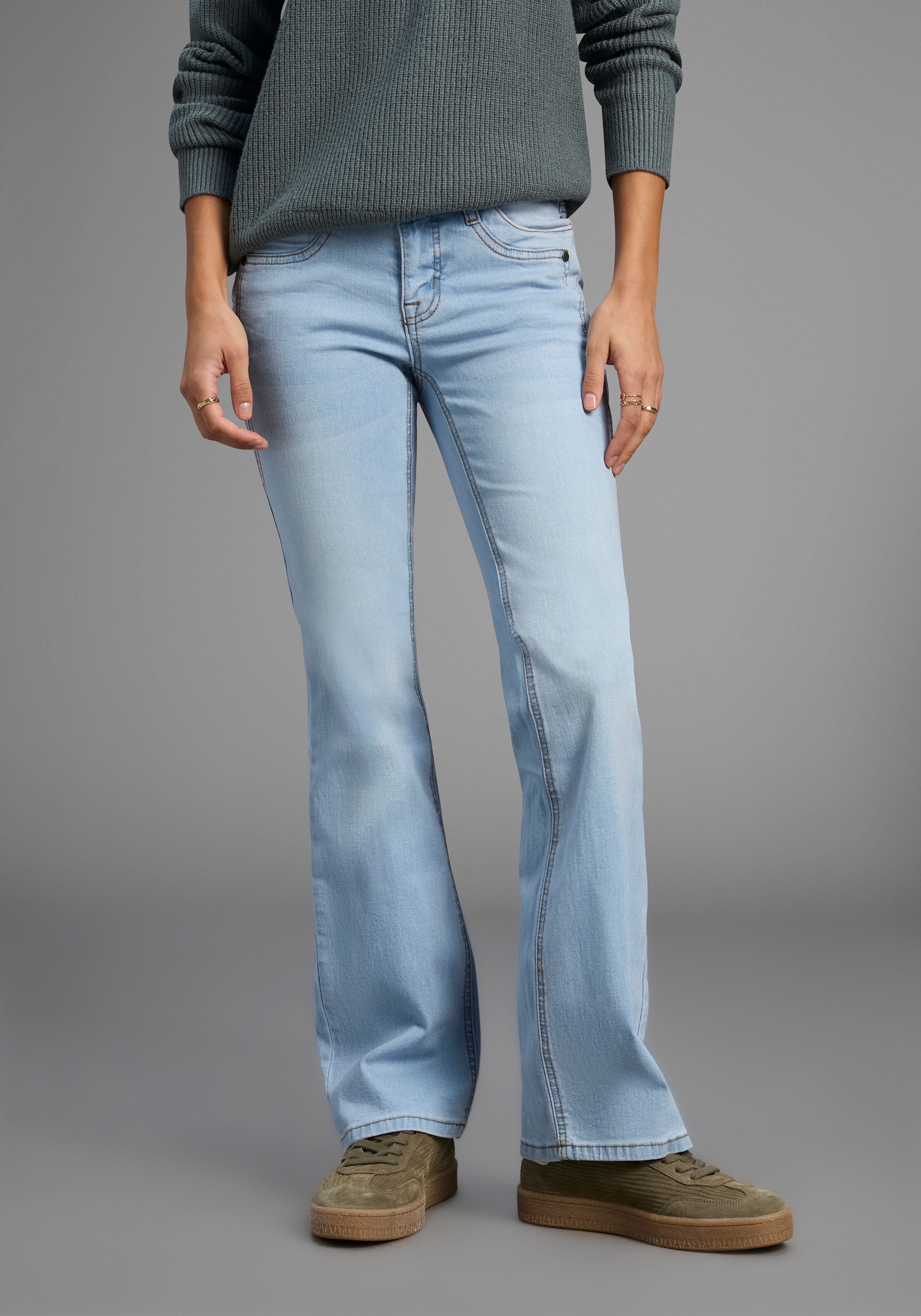 Arizona Bootcut-Jeans »mit Keileinsätzen« ausgestellte Beinform, niedrige Leibhöhe, elastisches Material