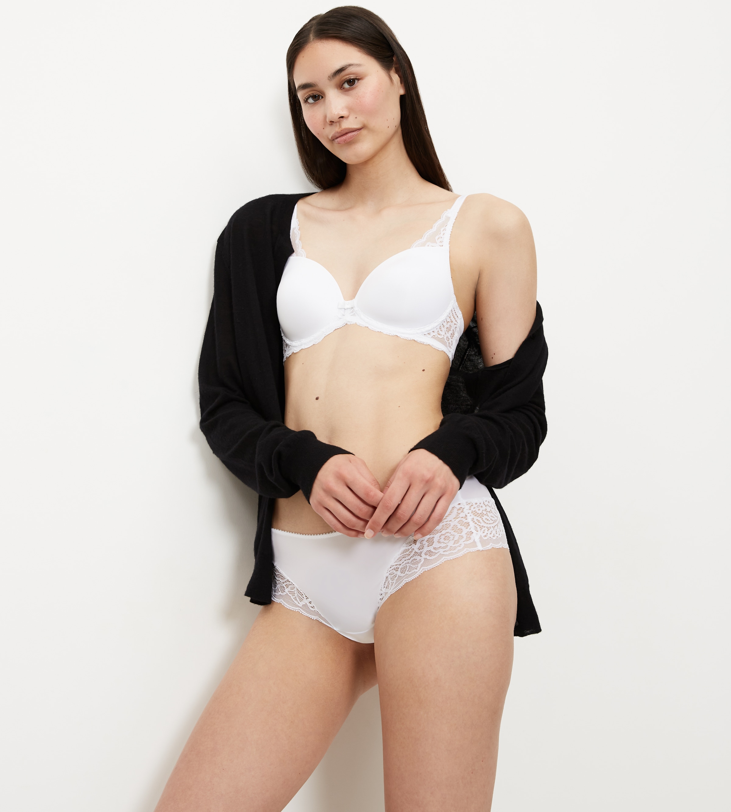 Triumph Bügel-BH "Amourette Spotlight WHP X" florales Spitzen-Design, leichte Polsterung, formende Bügel