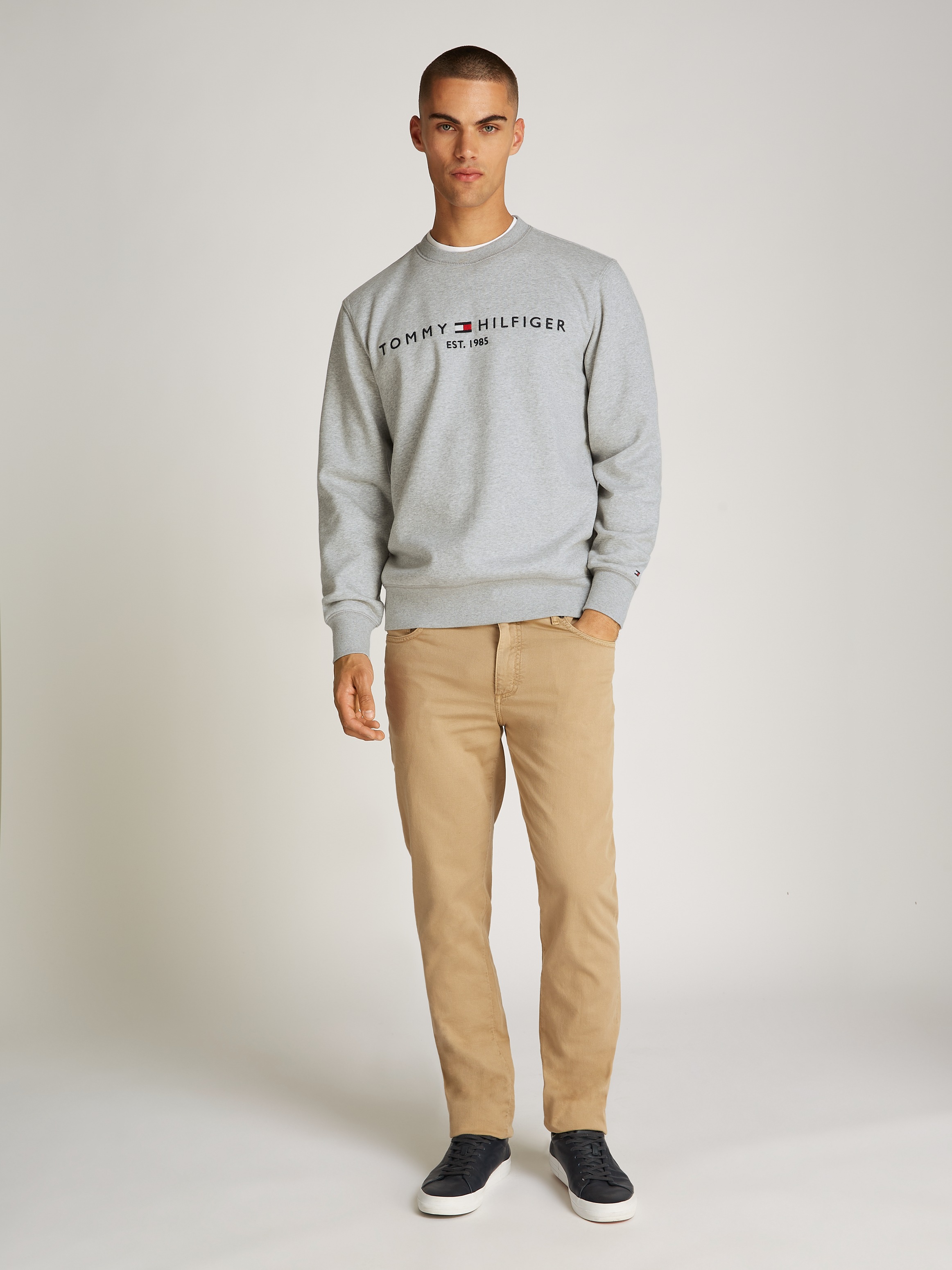 Tommy Hilfiger Sweatshirt »TOMMY LOGO SWEATSHIRT mit Rundhals und Stickerei«, unifarben, casual, regular fit, Baumwollmix, Rundhals