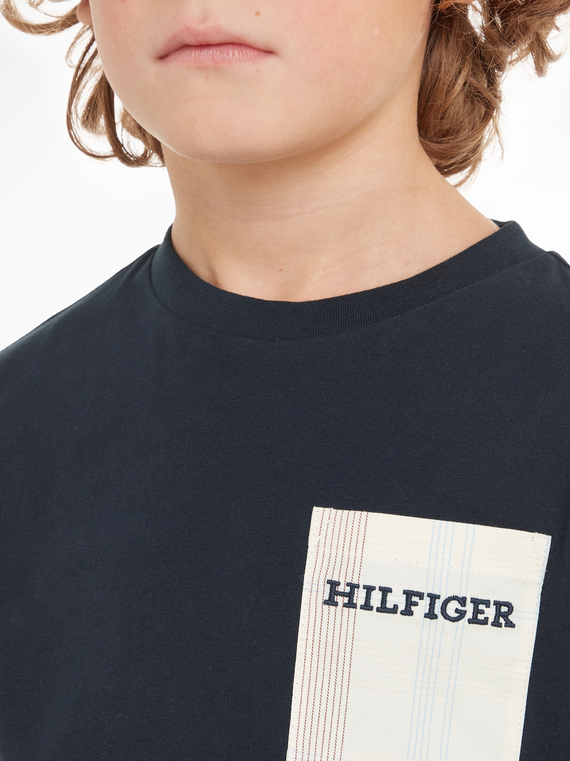 Tommy Hilfiger Kurzarmshirt »CHECK POCKET REGULAR TEE SS«, Kinder bis 16 Jahre mit Logoprägung