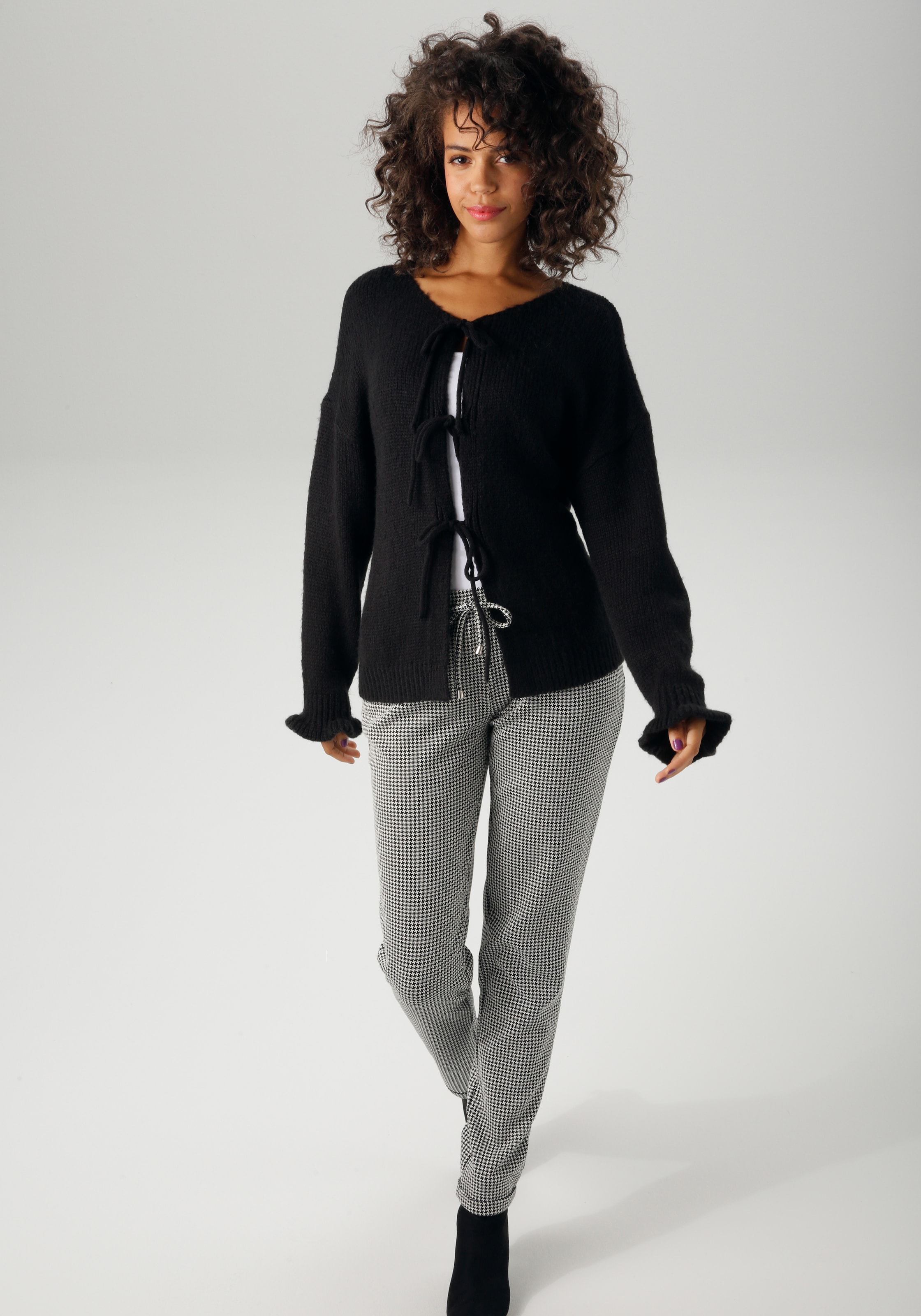 Aniston CASUAL Strickjacke, mit trendigen Bindebändern zu schliessen - NEUE KOLLEKTION