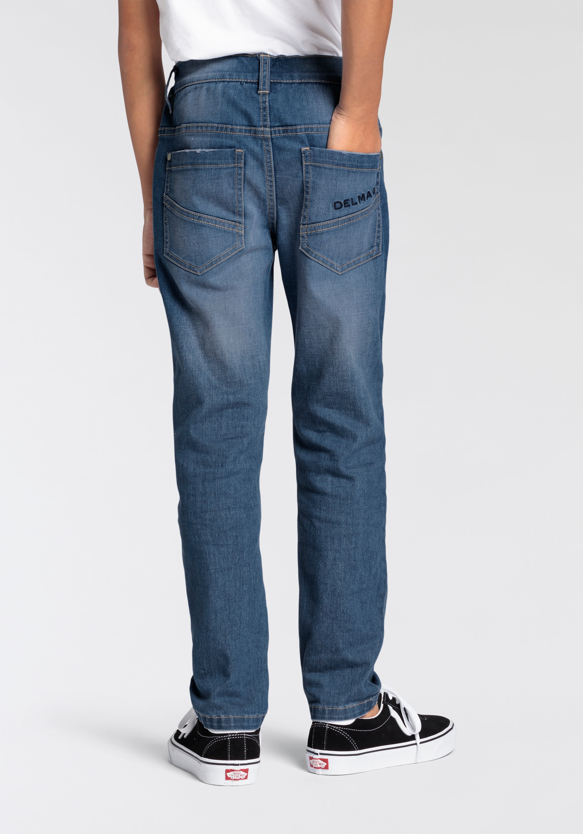 DELMAO Stretch-Jeans », Straight-fit Jeans für Jungen«, mit Logo-Stickerei hinten