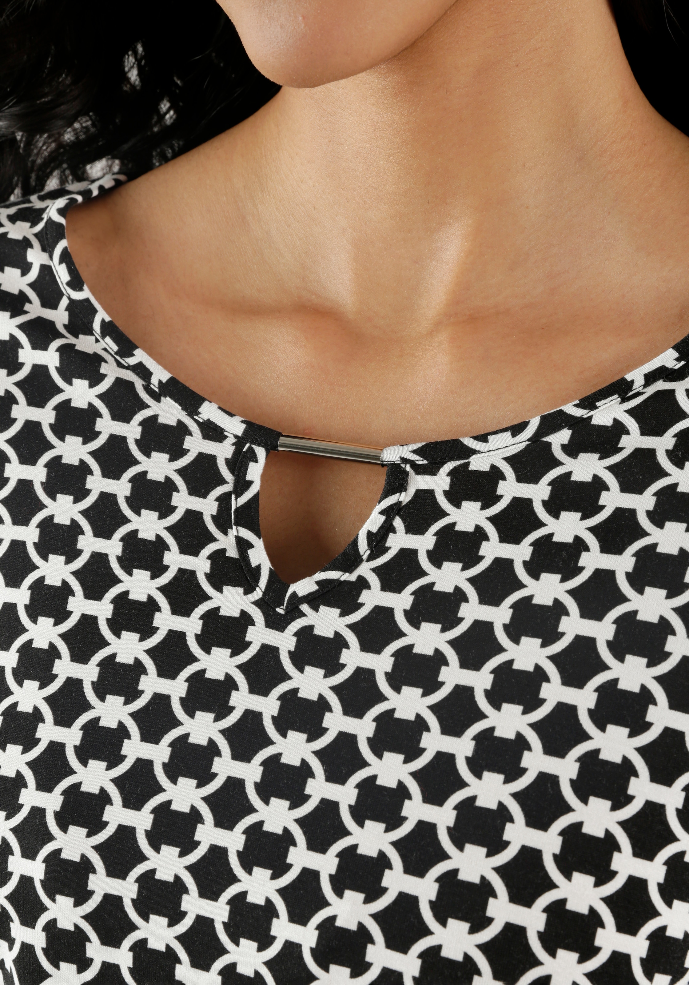 Aniston SELECTED Langarmshirt, mit Schmuckstäbchen und Cut-Out am Ausschnitt
