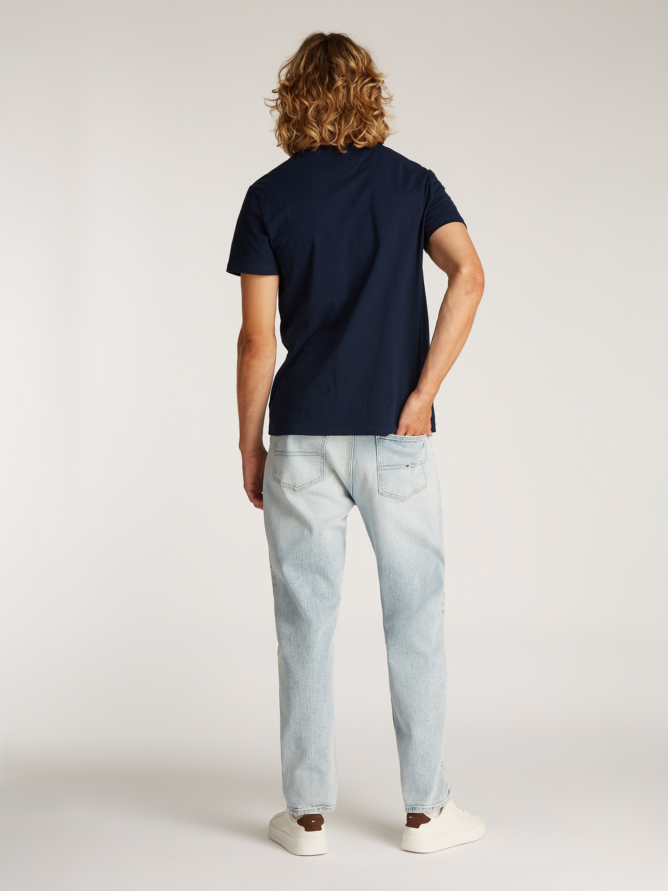 Tommy Jeans T-Shirt »TJM SLIM LINEAR CHEST SS TEE EXT«, mit Logodruck