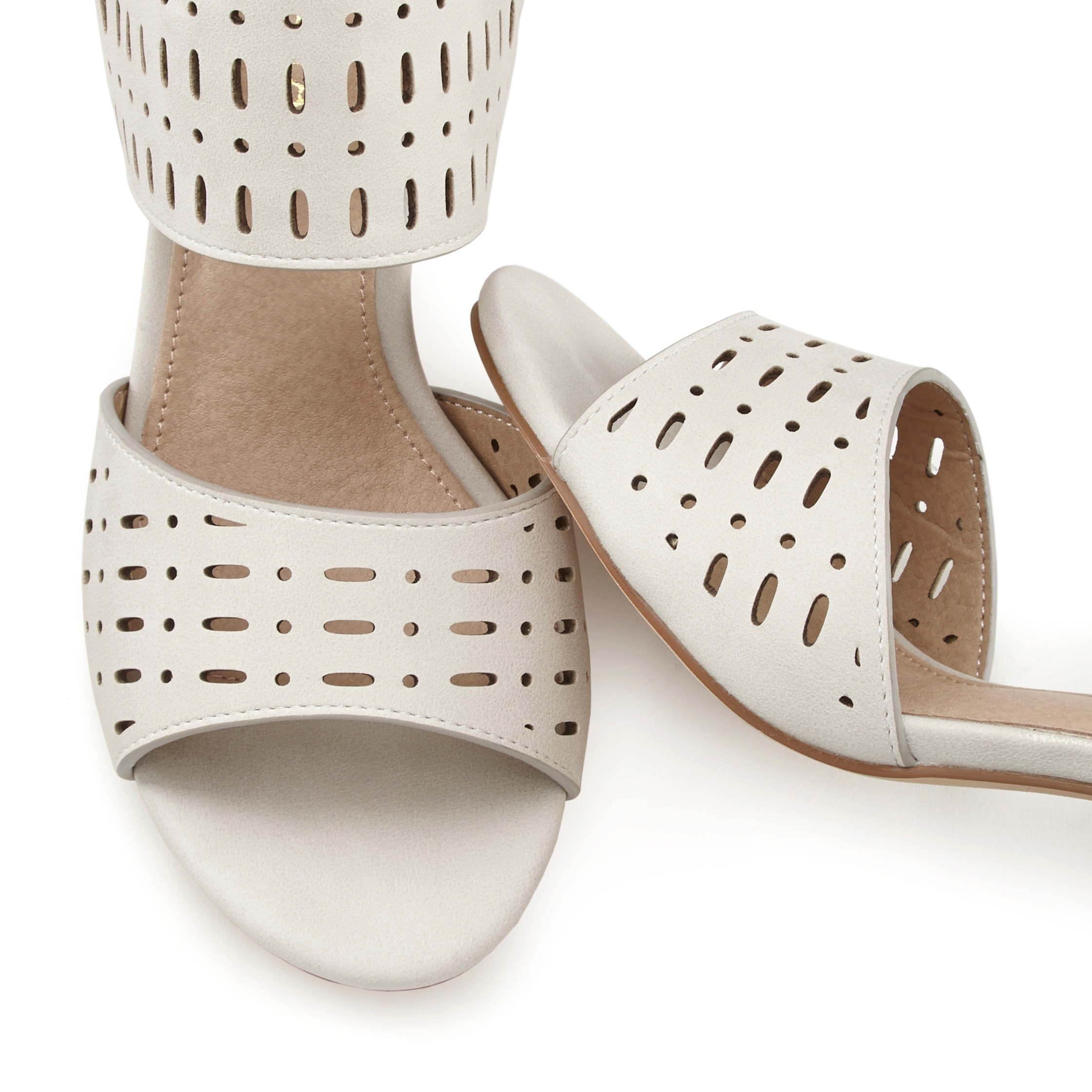 LASCANA Riemchensandalette, Sandale, Sommerschuh mit Blockabsatz und Cut-Outs VEGAN