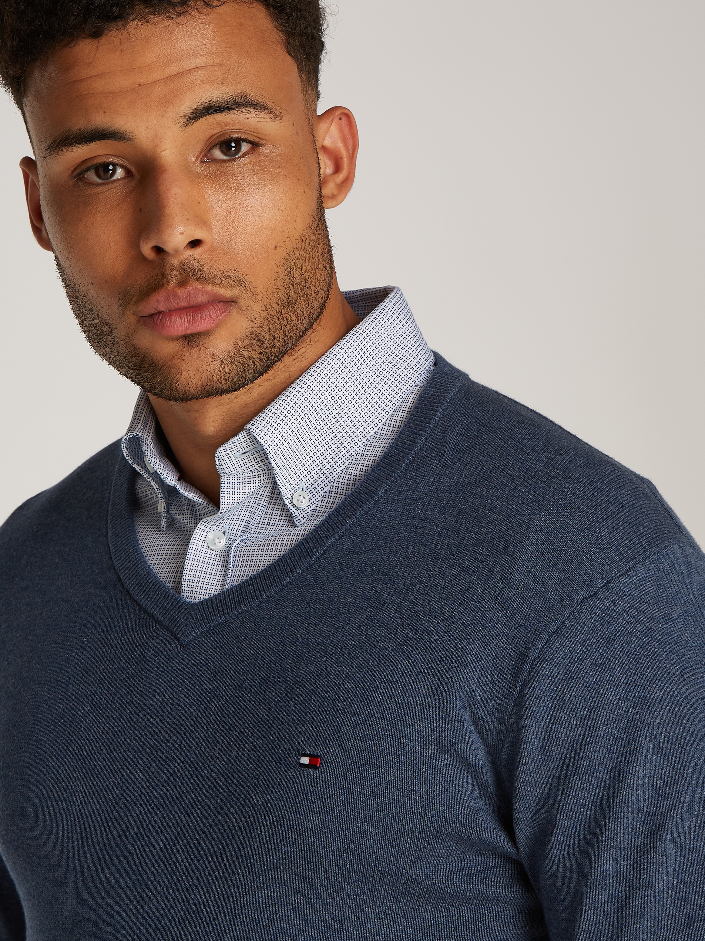 Tommy Hilfiger Strickpullover »ESSENTIAL COTTON V NECK mit V-Ausschnitt und Stickerei«, unifarben, casual, regular fit, Baumwolle, V-Ausschnitt