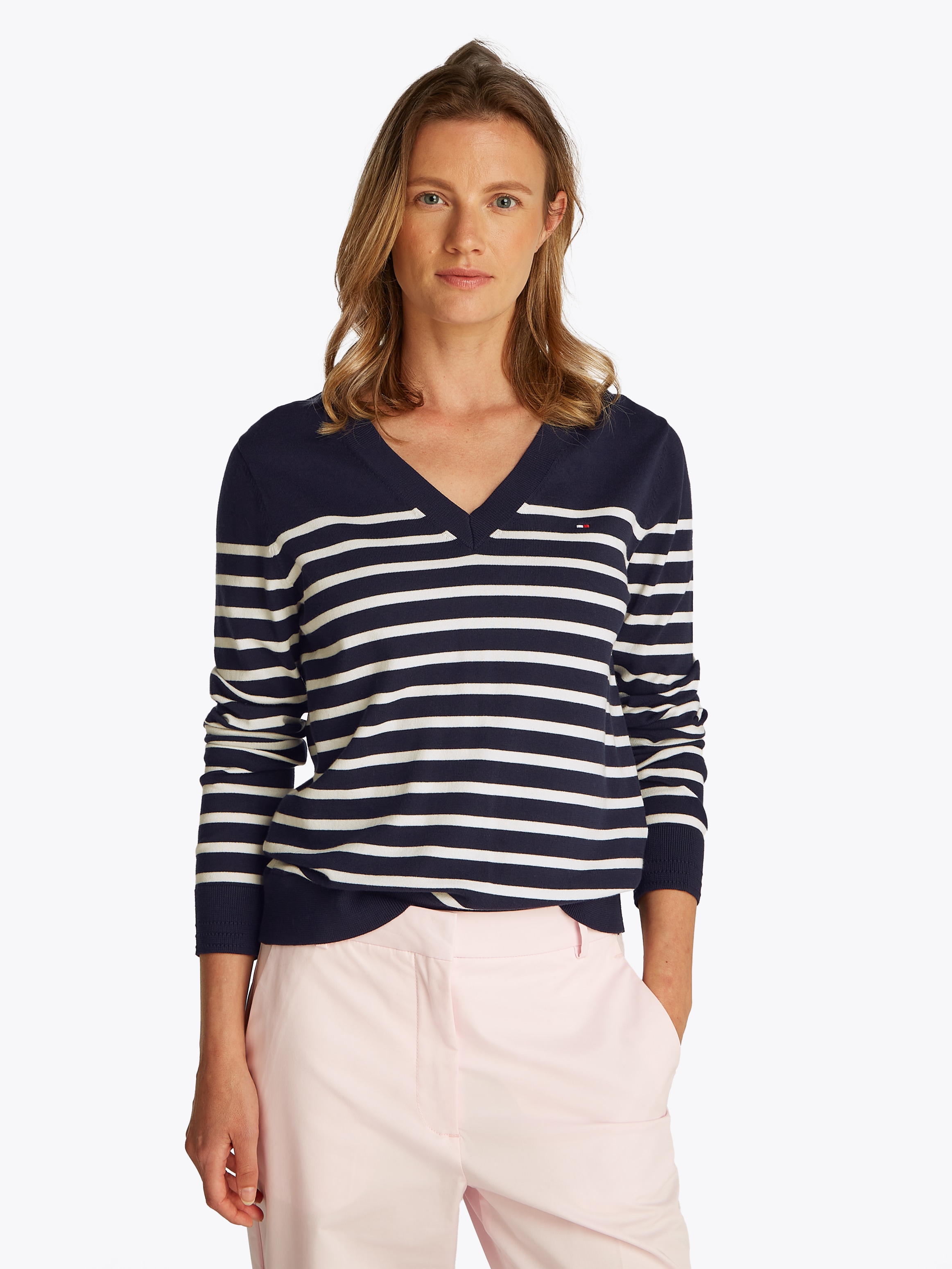 Tommy Hilfiger Strickpullover "STITCH V-NECK" mit Knopfdetail am Ärmel, Regular Fit