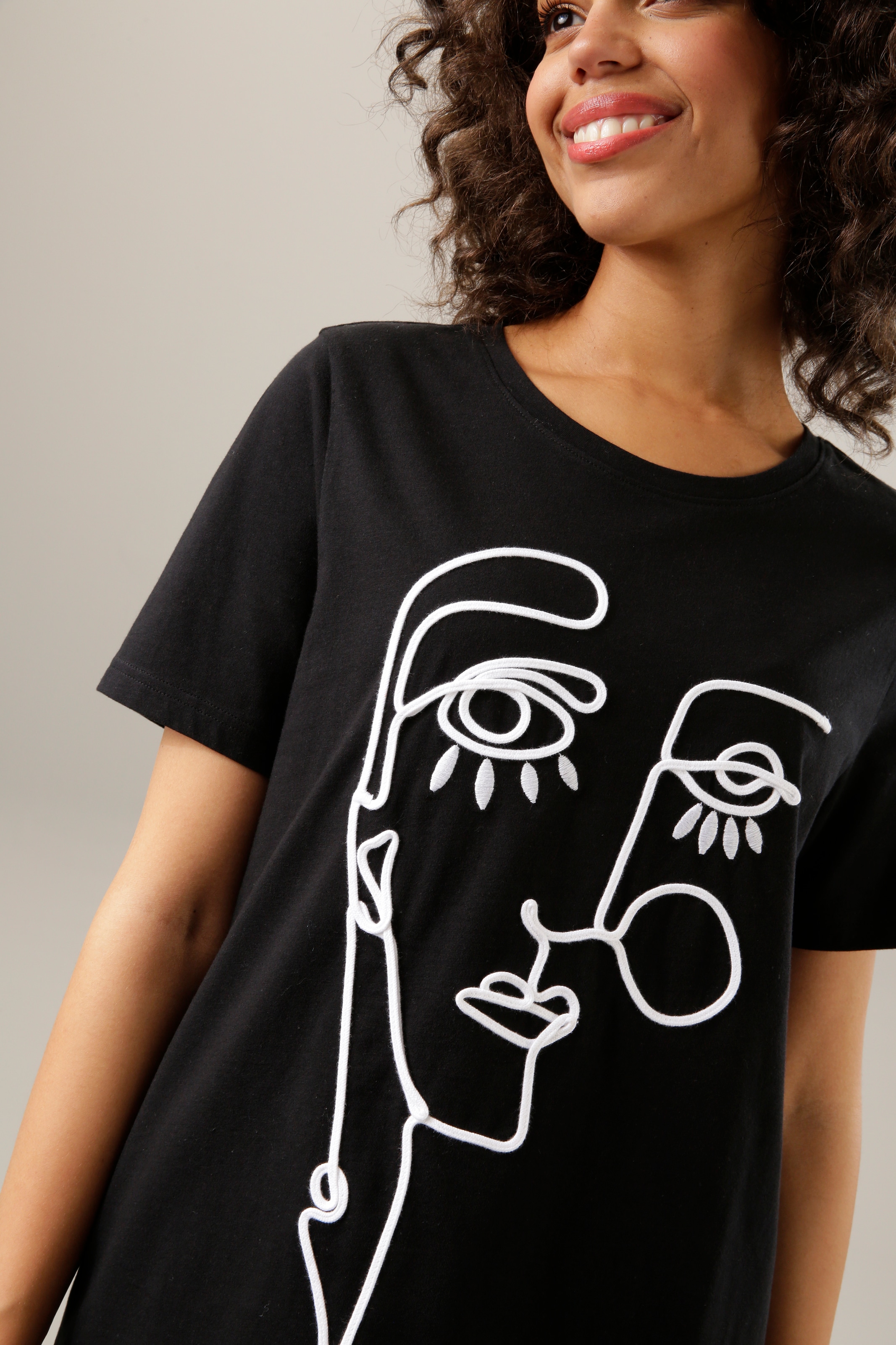 kunstvollem Stickerei Jelmoli-Versand online T-Shirt, | CASUAL Aniston shoppen Kordel Kopf und aus mit