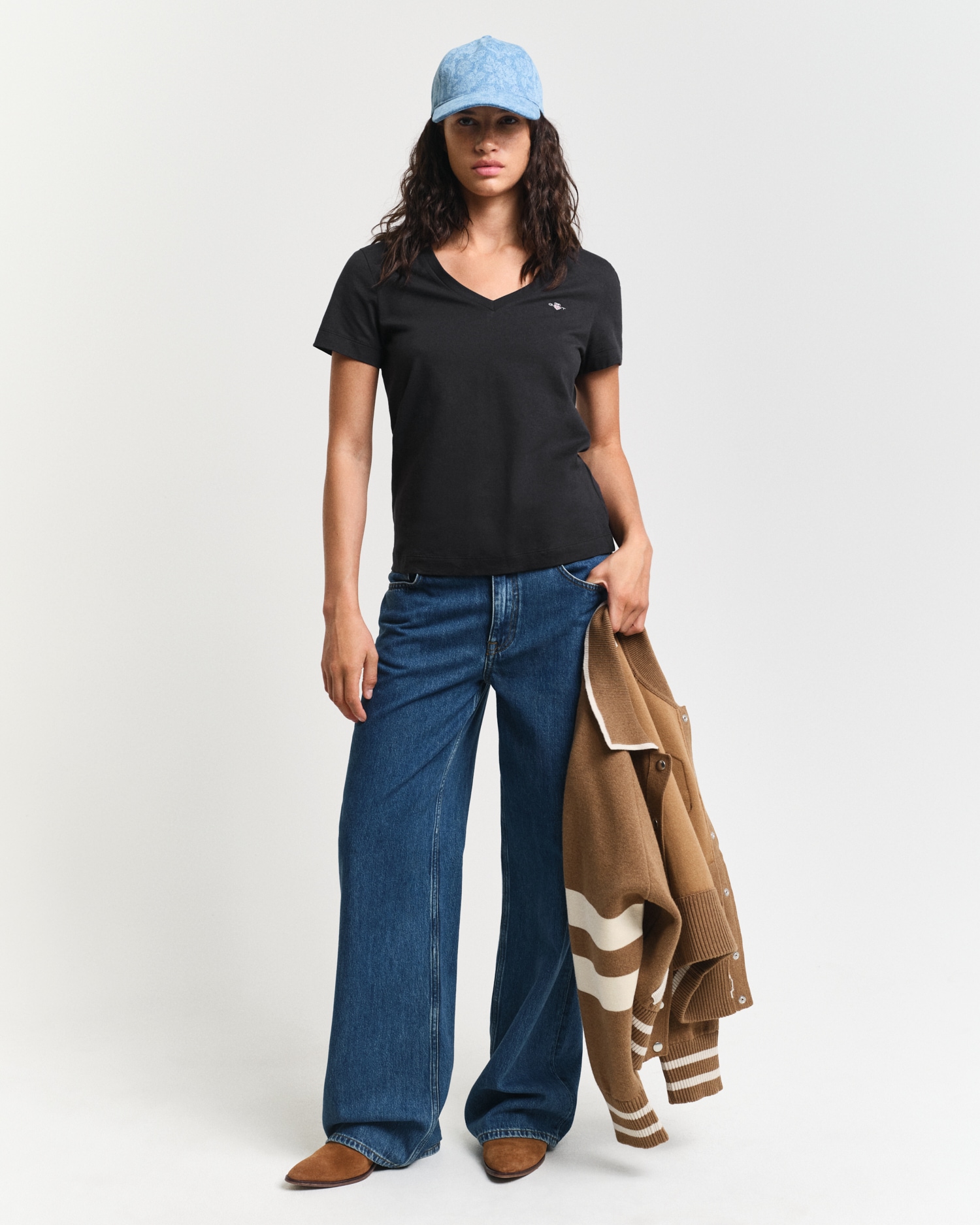 Gant T-Shirt »REG SHIELD KA V-NECK T-SHIRT«, mit einer kleinen Logostickerei auf der Brust