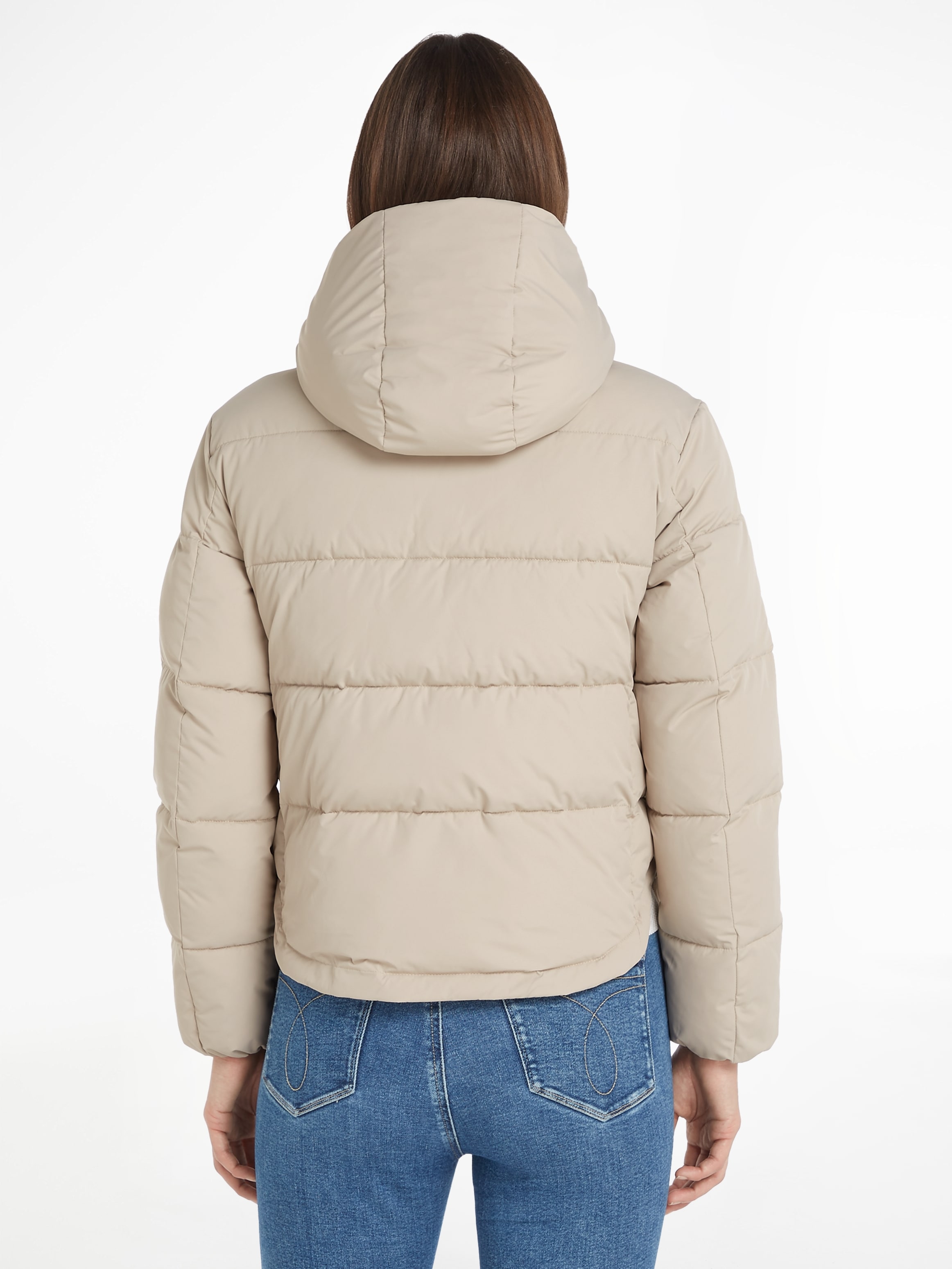 Calvin Klein Jeans Outdoorjacke »MONOLOGO NON DOWN SHORT PUFFER«, mit  Kapuze, mit Logoschriftzug online kaufen | Jelmoli-Versand | Übergangsjacken