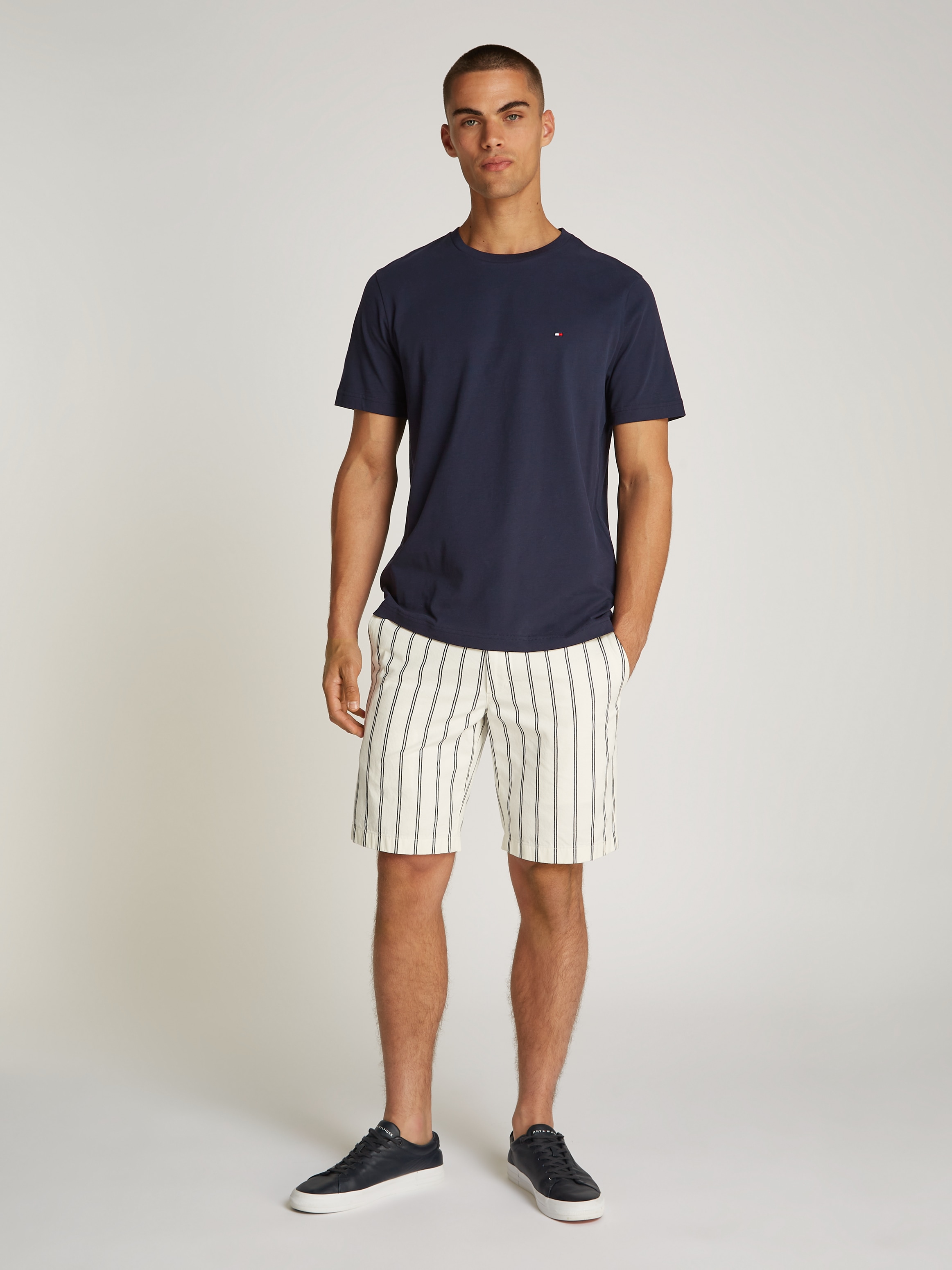 Tommy Hilfiger T-Shirt »ESSENTIAL REG FIT SOLID TEE«, mit Rundhalsausschnitt