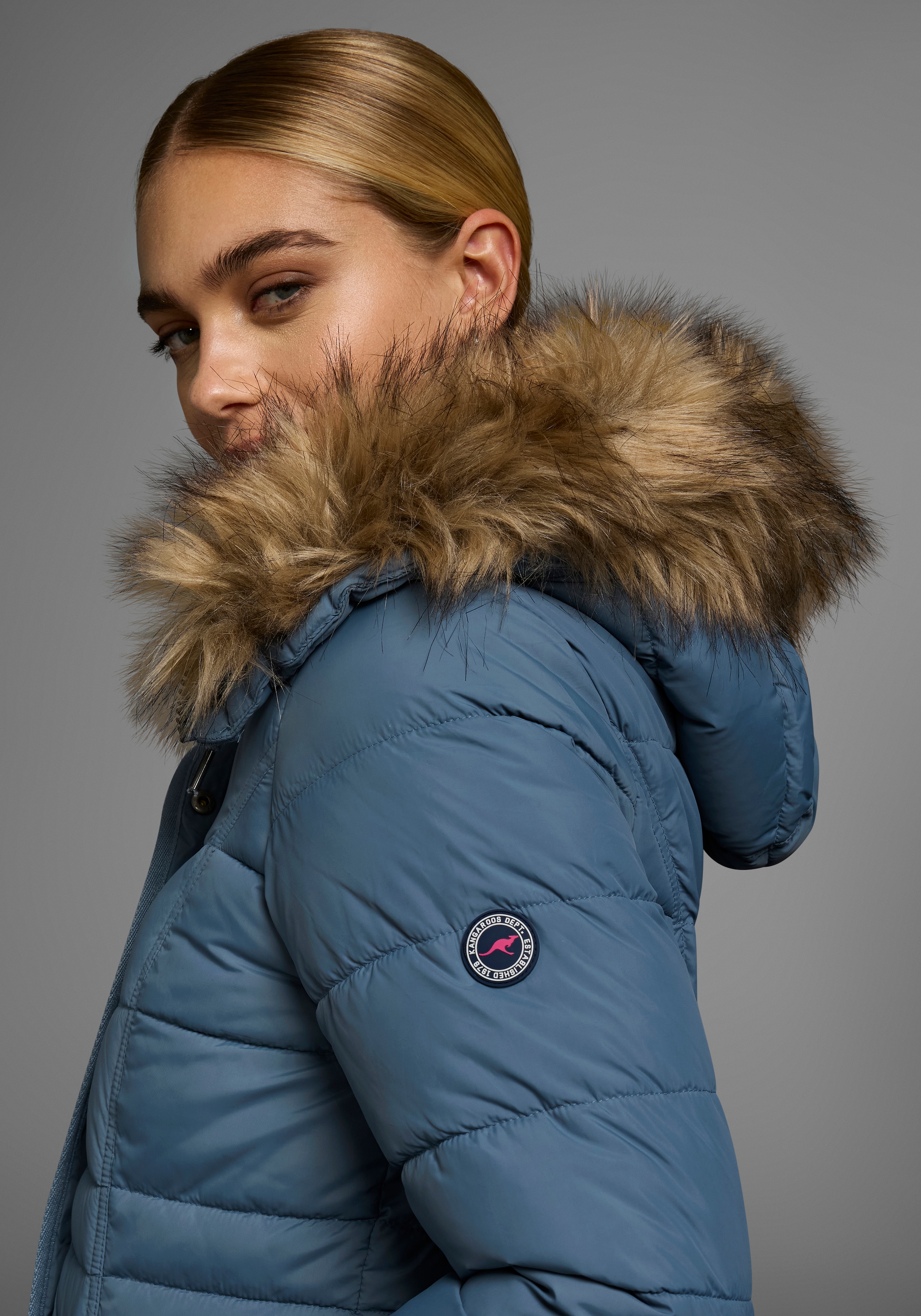 KangaROOS Steppjacke, mit Kapuze, figurbetonter Schnitt, mit Reissverschlusstaschen