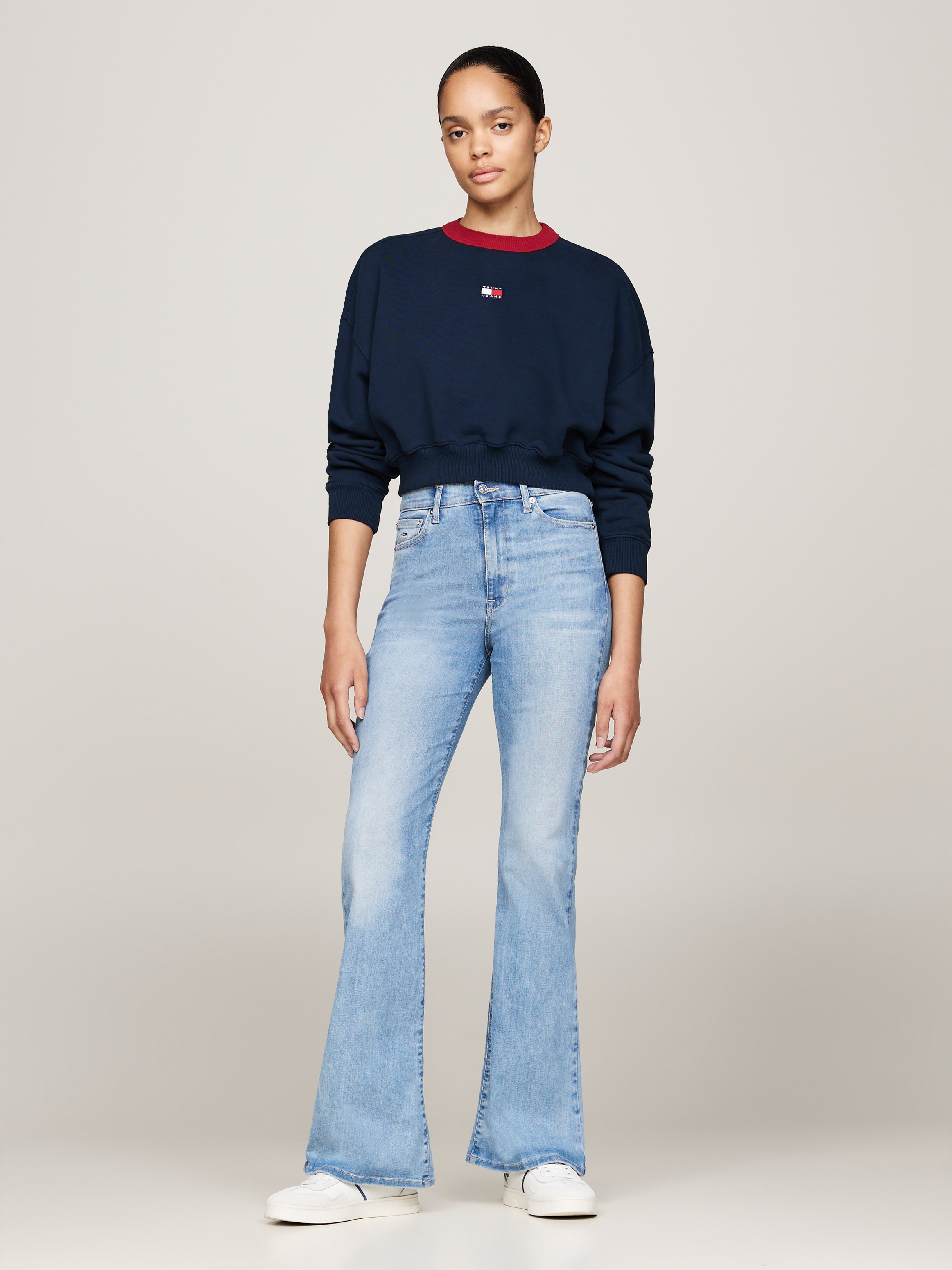 Tommy Jeans Schlagjeans »Tommy Jeans SYLVIA - High waist - Flared Denim Jeans«, mit Logostickereien und Nieten