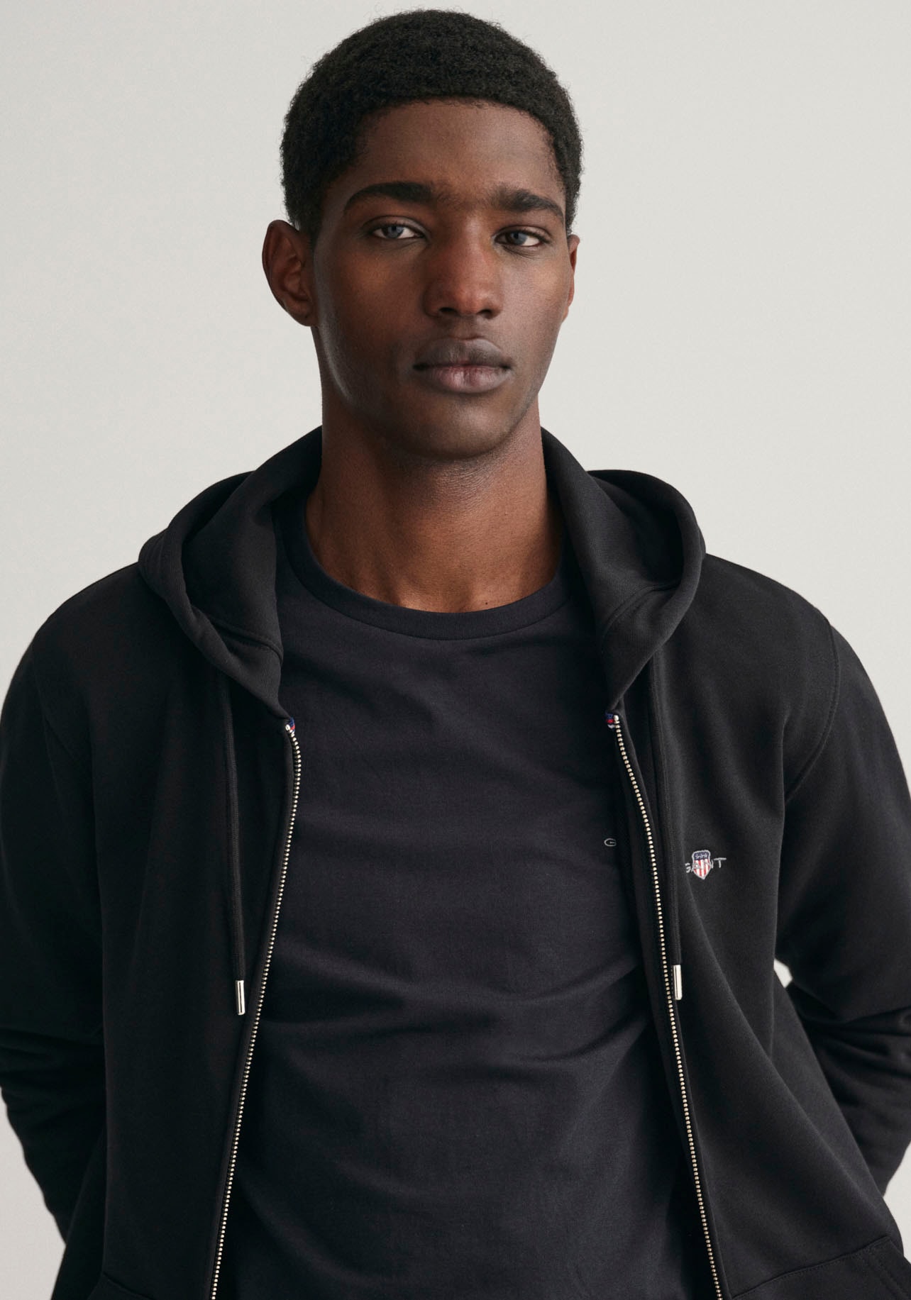 Gant Kapuzensweatjacke »REG SHIELD FULL ZIP HOODIE«, mit Logostickerei auf der Brust