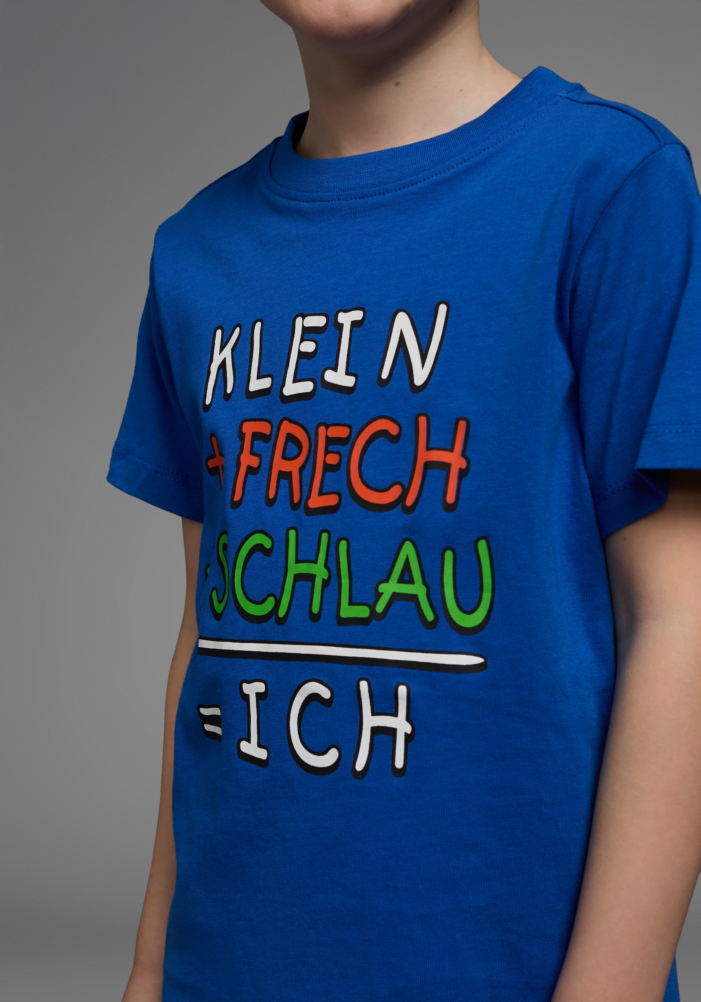 KIDSWORLD T-Shirt »Mit Spruch: KLEIN+FRECH+SCHLAU...«, Kurzarm, Basic-Passform, bedruckt, Rundhalsausschnitt