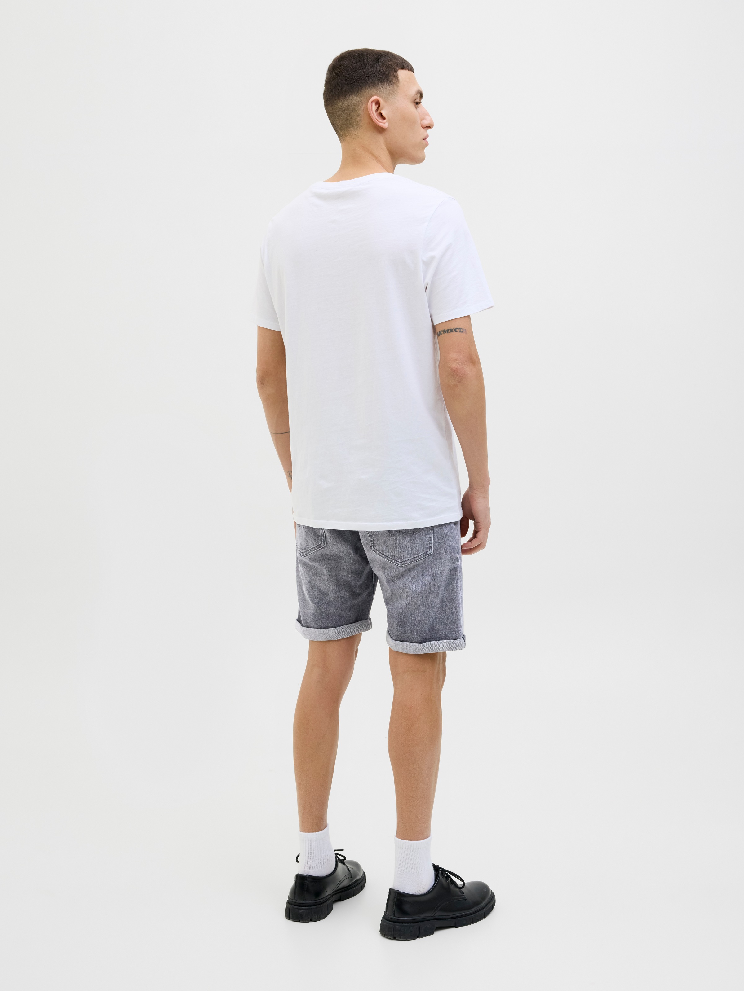Jack & Jones Shorts »JJIORIGINAL mit stylischem Aufschlag und Knopf«, mit stylischem Aufschlag