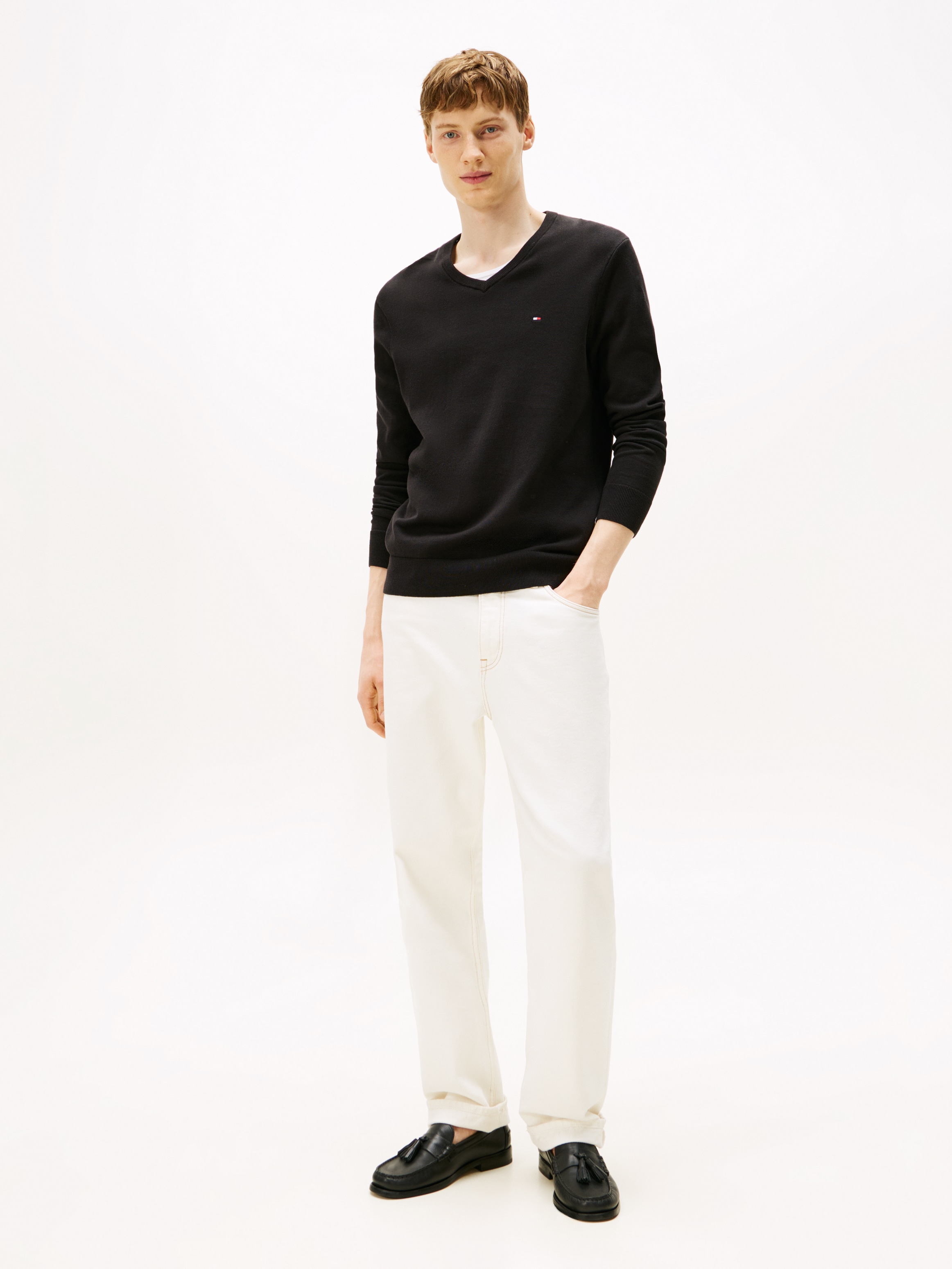 Tommy Hilfiger Strickpullover »ESSENTIAL COTTON V NECK mit V-Ausschnitt und Stickerei«, unifarben, casual, regular fit, Baumwolle, V-Ausschnitt
