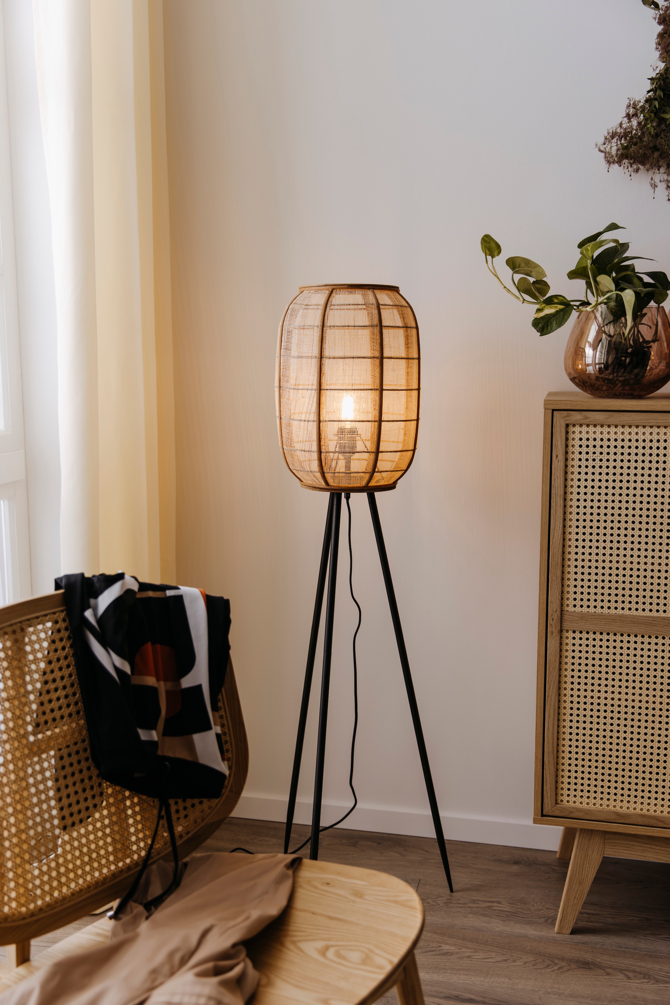Home affaire Stehlampe »Rouez«, 1 flammig-flammig, dreibeinige Standleuchte  mit 1,34m Höhe, Schirm aus Textil und Holz online bestellen |  Jelmoli-Versand