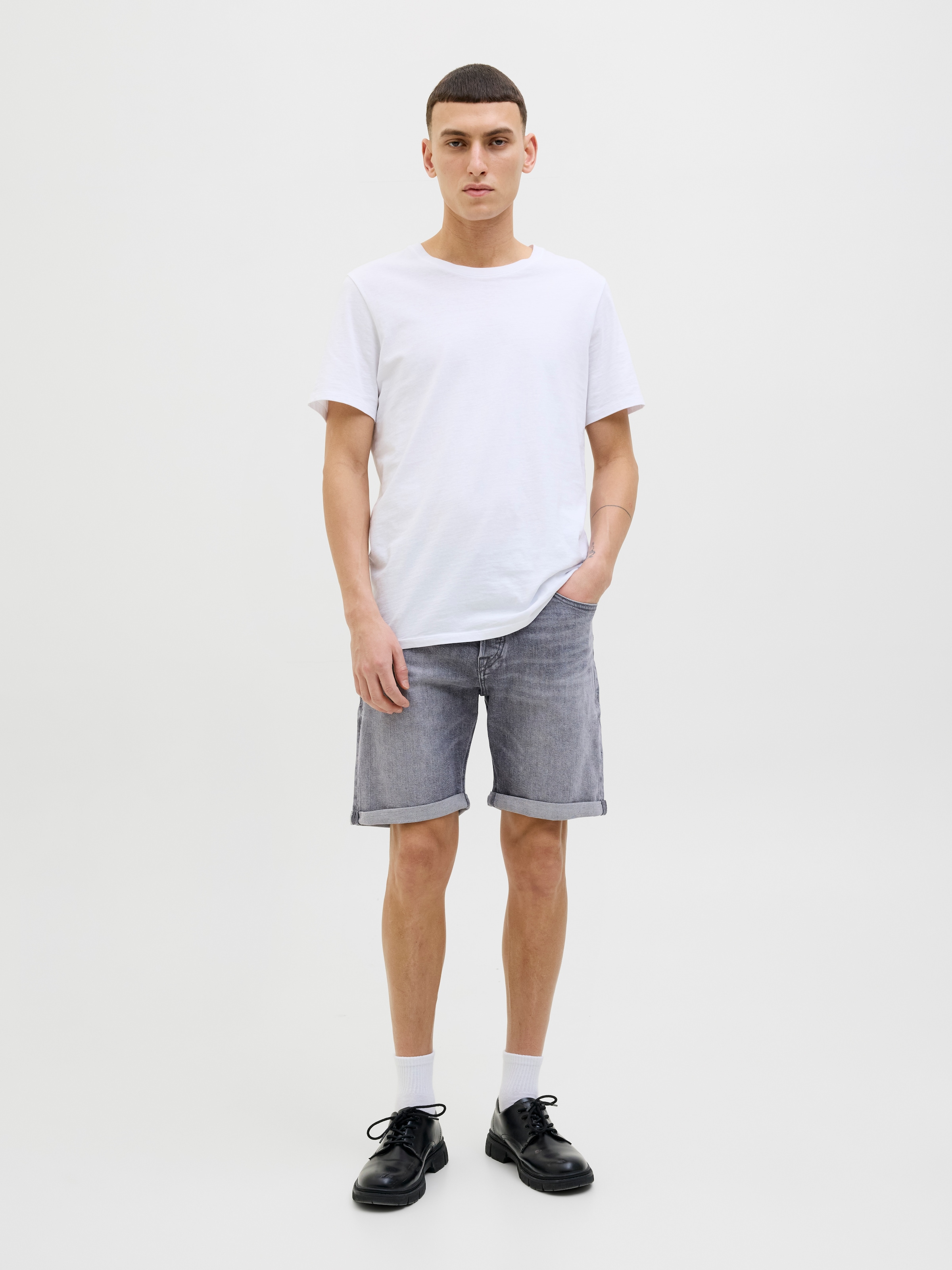Jack & Jones Shorts »JJIORIGINAL mit stylischem Aufschlag und Knopf«, mit stylischem Aufschlag