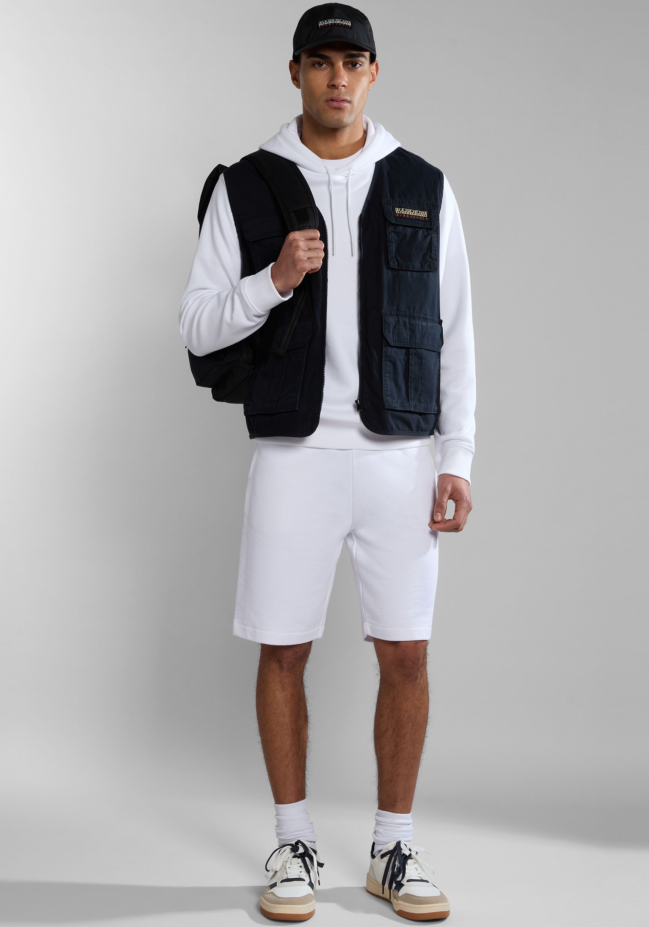 Napapijri Kapuzensweatshirt »BALIS H SUM BLU MARINE«, Mit Markenlabel an der Seite; mit Rippbündchen an Saum und Ärmeln