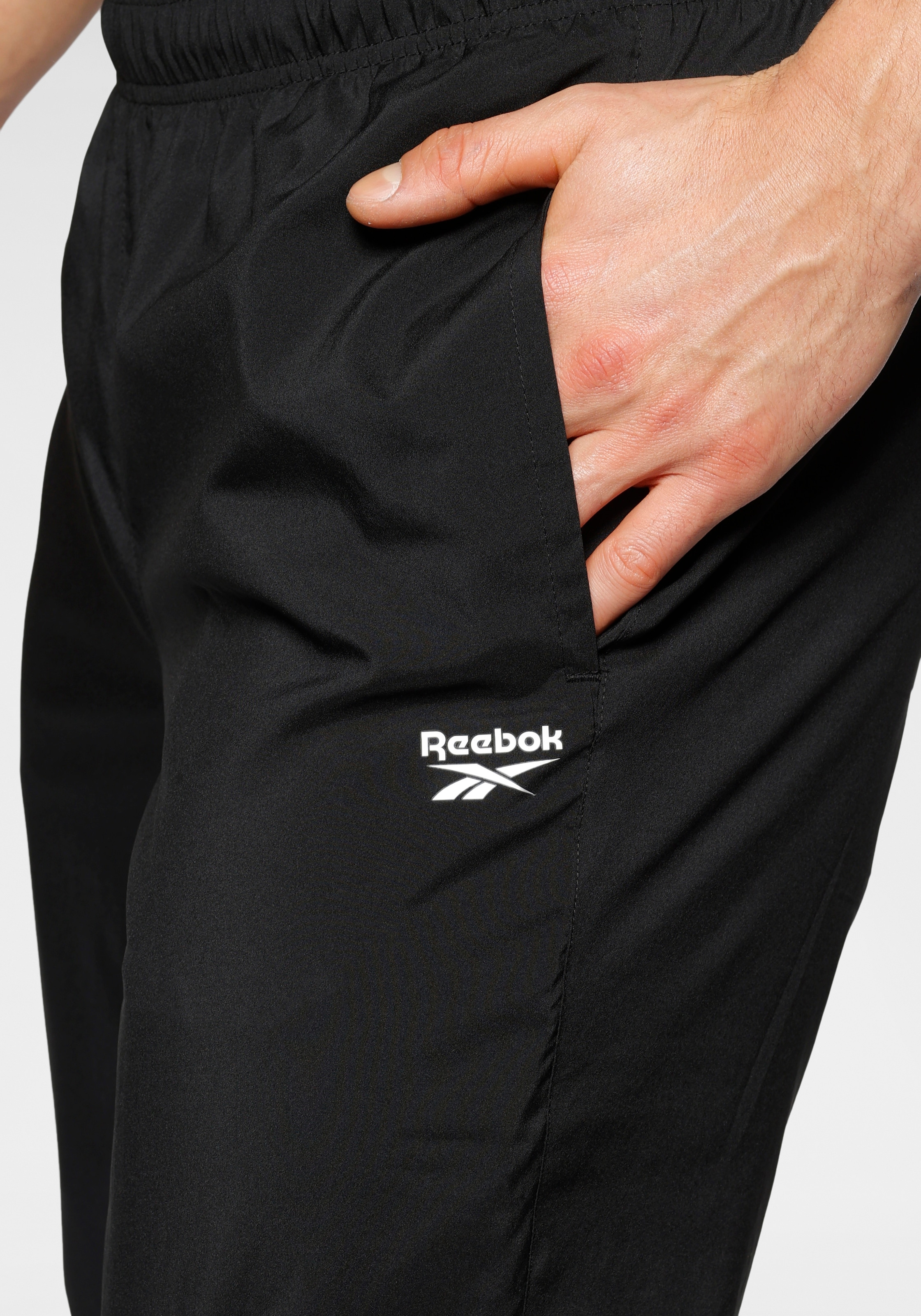 Reebok Sporthose »TRAINING ESSENTIALS WOVEN OPEN HEM PANTS« online  bestellen | Jelmoli-Versand