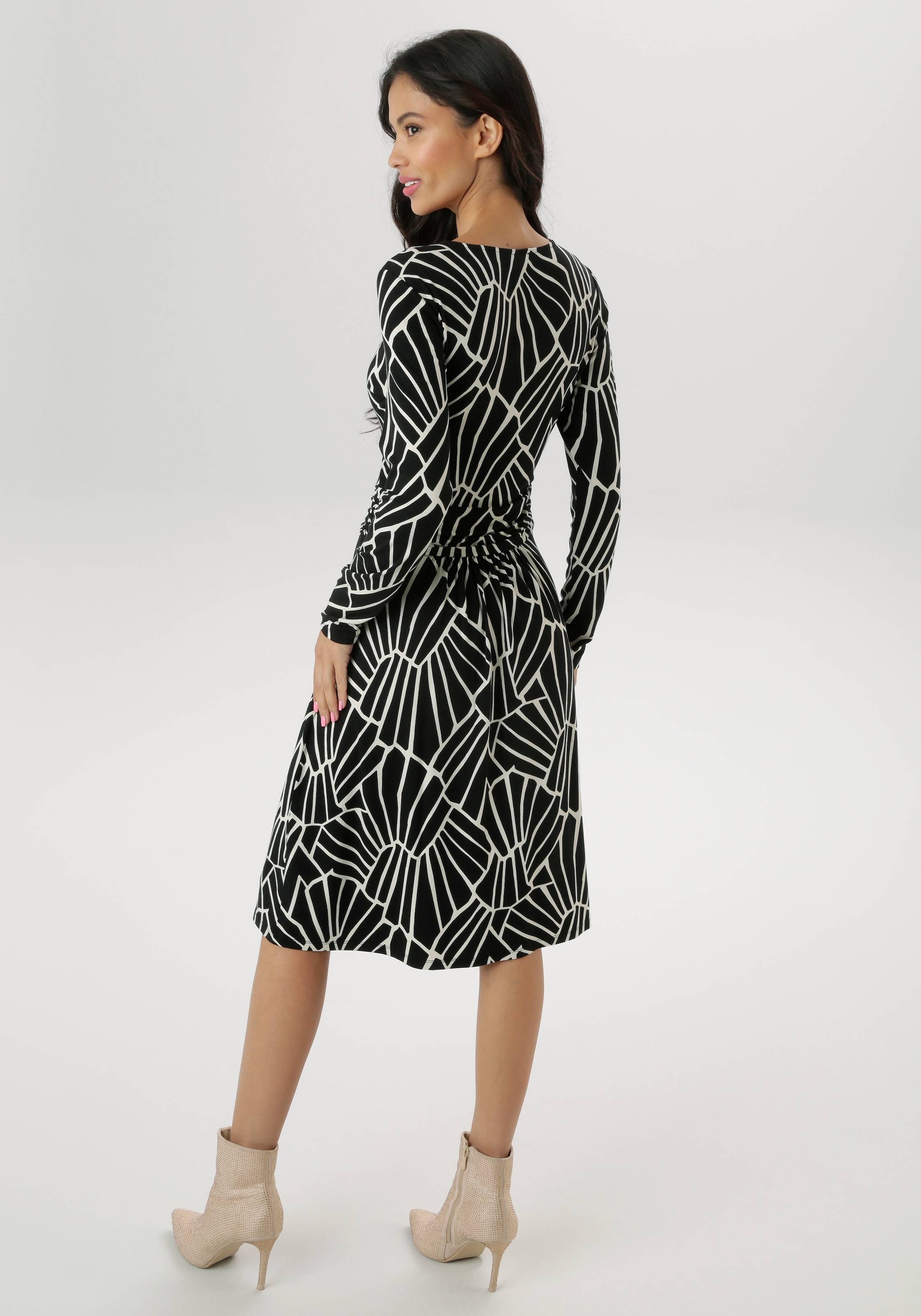 Aniston SELECTED Jerseykleid, im grafischen Musterdessin und gerafftem Taillenbund - NEUE KOLLEKTION