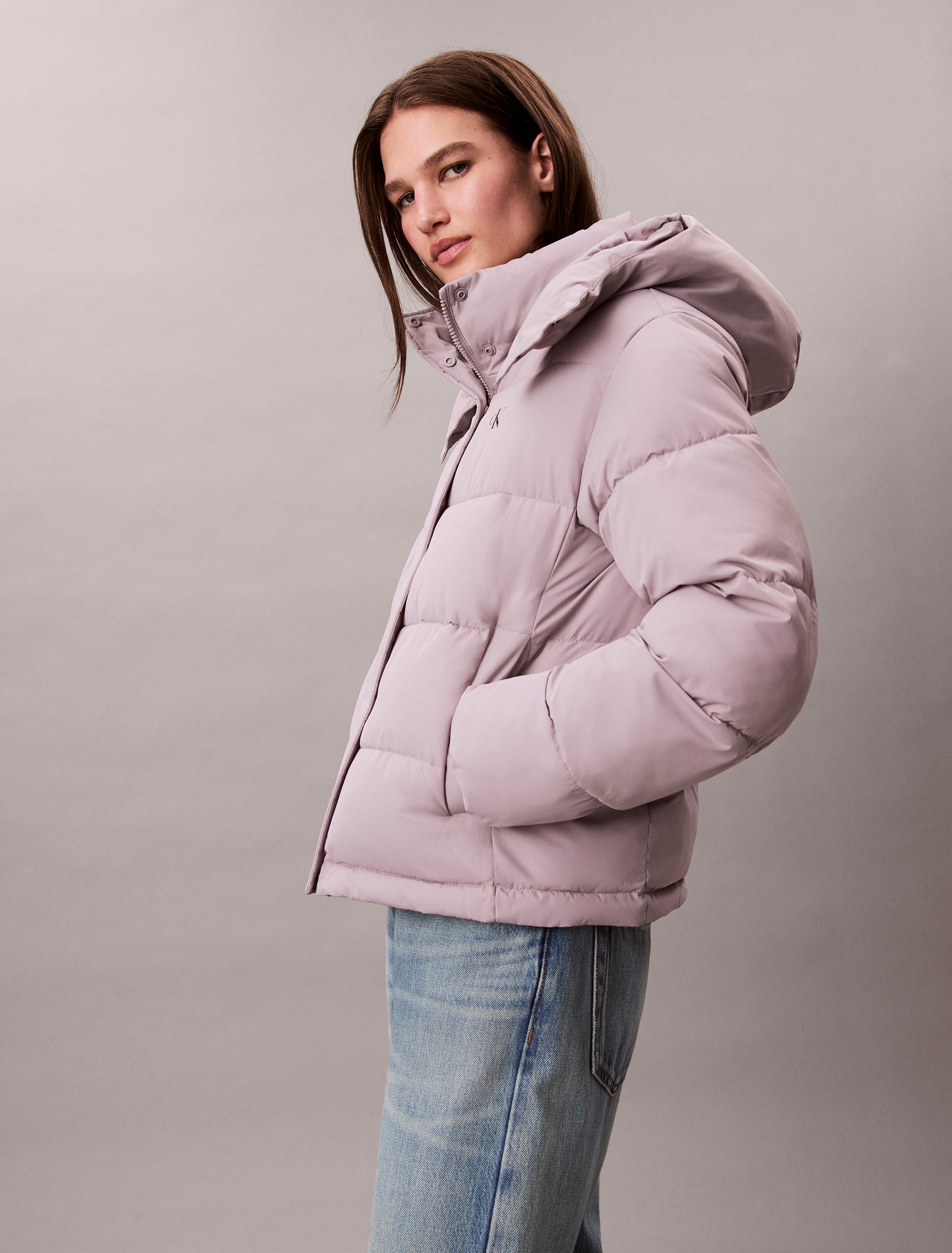 Calvin Klein Jeans Steppjacke »MATTE MONOLOGO MW SHORT PUFFER«, mit Kapuze, Mit Rundhalsausschnitt, regular fit
