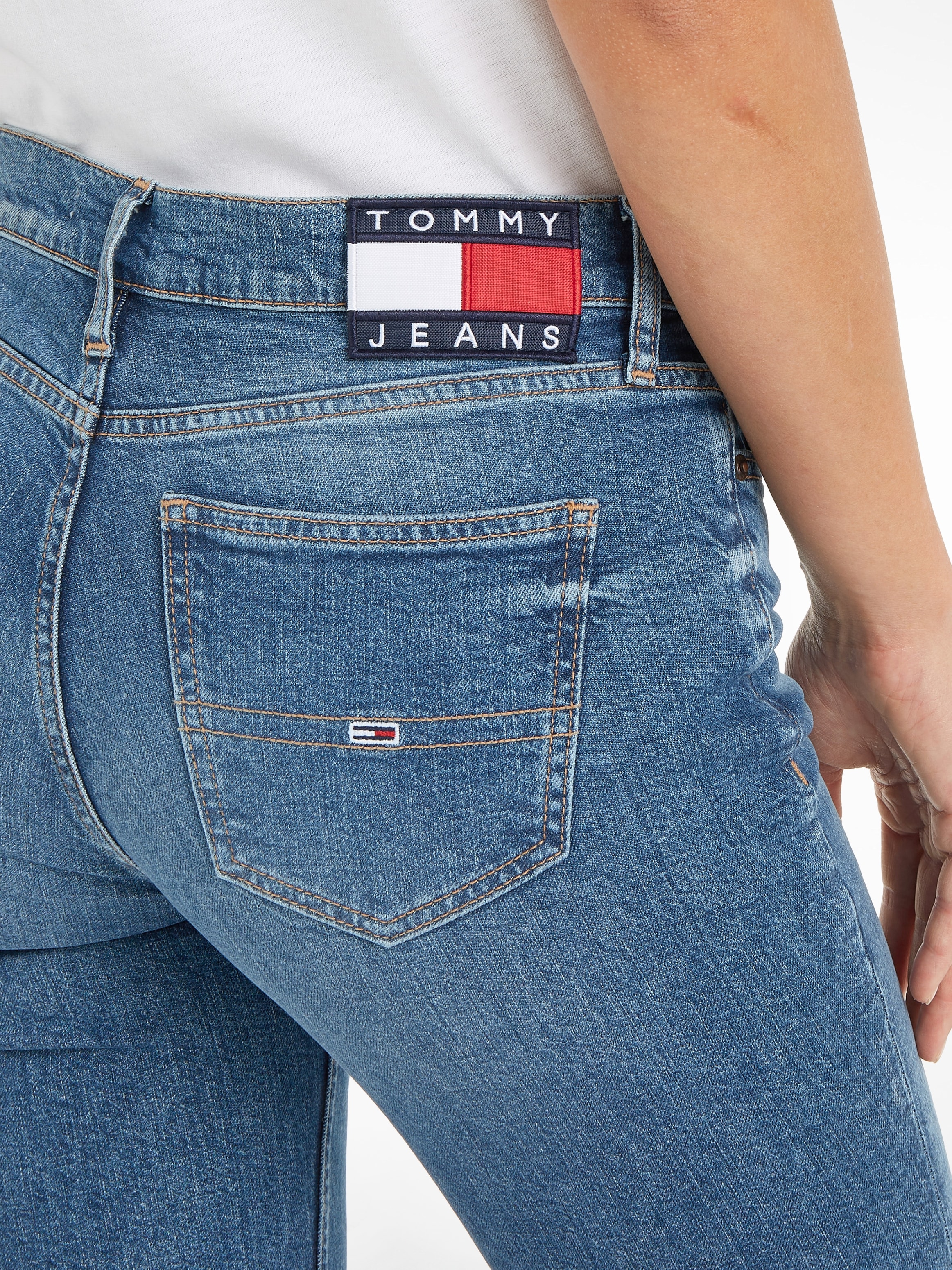 mit MR online Logobadge Tommy und bei »MADDIE Jeans Jelmoli-Versand Bootcut-Jeans kaufen Logostickerei Schweiz DG5161«, BC